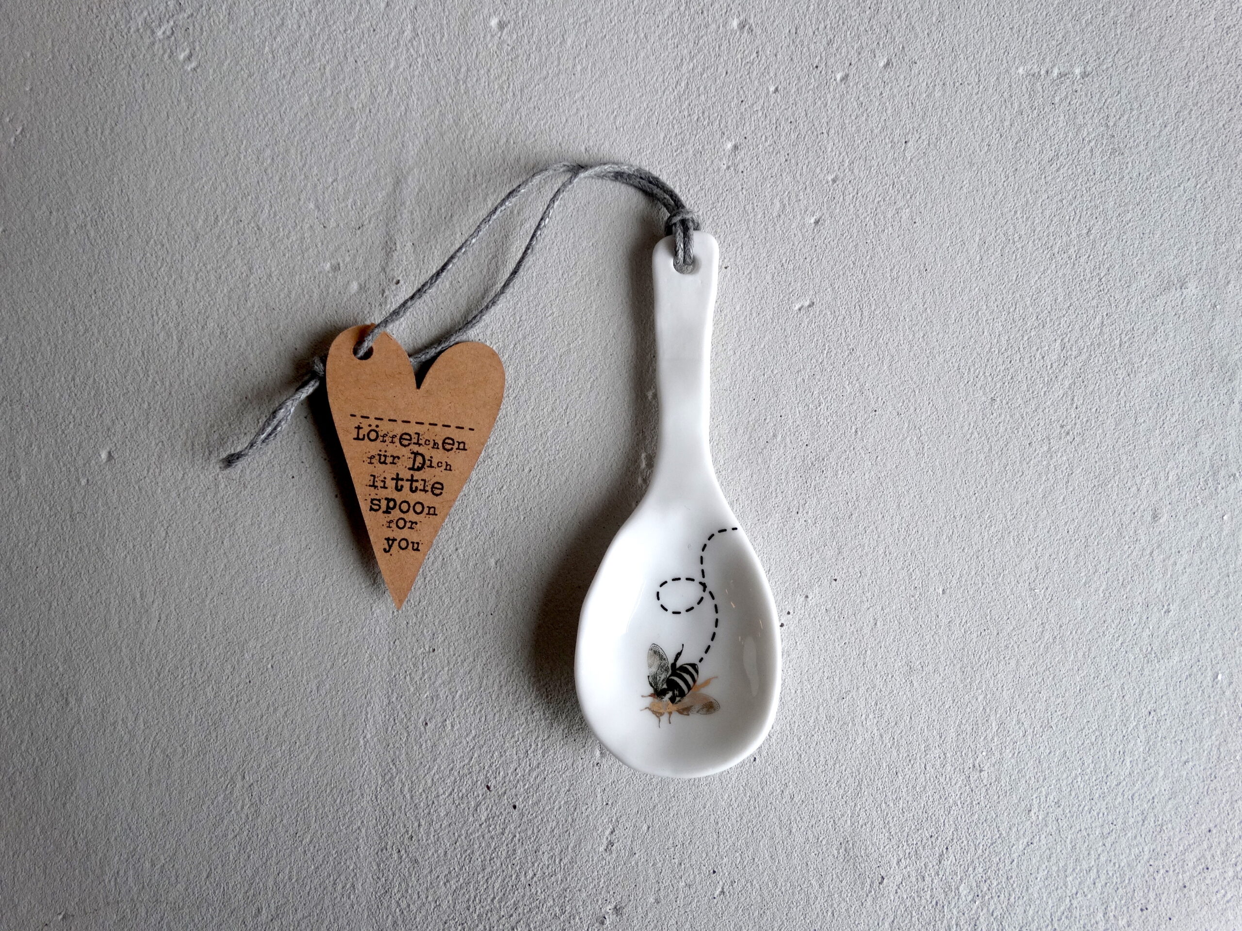 löfel, keramik, keramiklöffel, klein, mini, salz, natur, naturkeramik, deko, küche, kochen, essen, gedeckter, tisch, kulinarik, besteck, kaviar, honig, sauce, salz, salzlöffel, kaviarlöffel, dekoration, mit, liebe, gekocht, einladen, einladung, dinner, mitbringsel, schenken, geschenk, kaufen, einkaufen, geschenksidee, online, shop, shoppen, bestellen