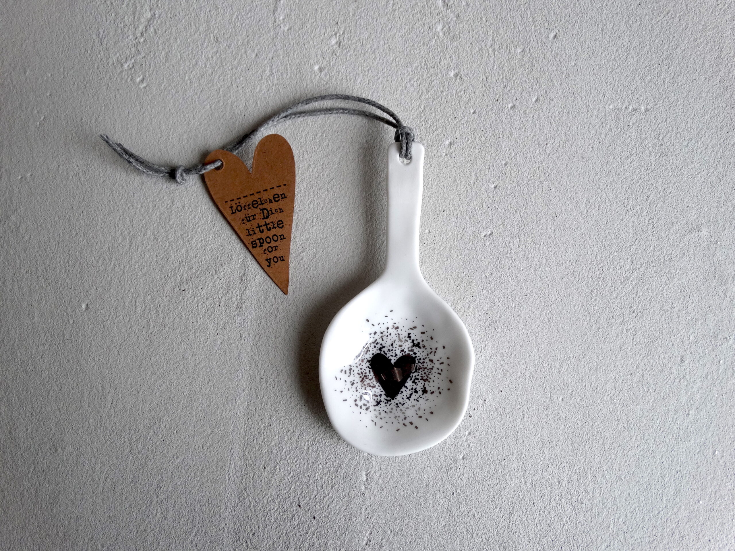 löfel, keramik, keramiklöffel, klein, mini, salz, natur, naturkeramik, deko, küche, kochen, essen, gedeckter, tisch, kulinarik, besteck, kaviar, honig, sauce, salz, salzlöffel, kaviarlöffel, dekoration, mit, liebe, gekocht, einladen, einladung, dinner, mitbringsel, schenken, geschenk, kaufen, einkaufen, geschenksidee, online, shop, shoppen, bestellen