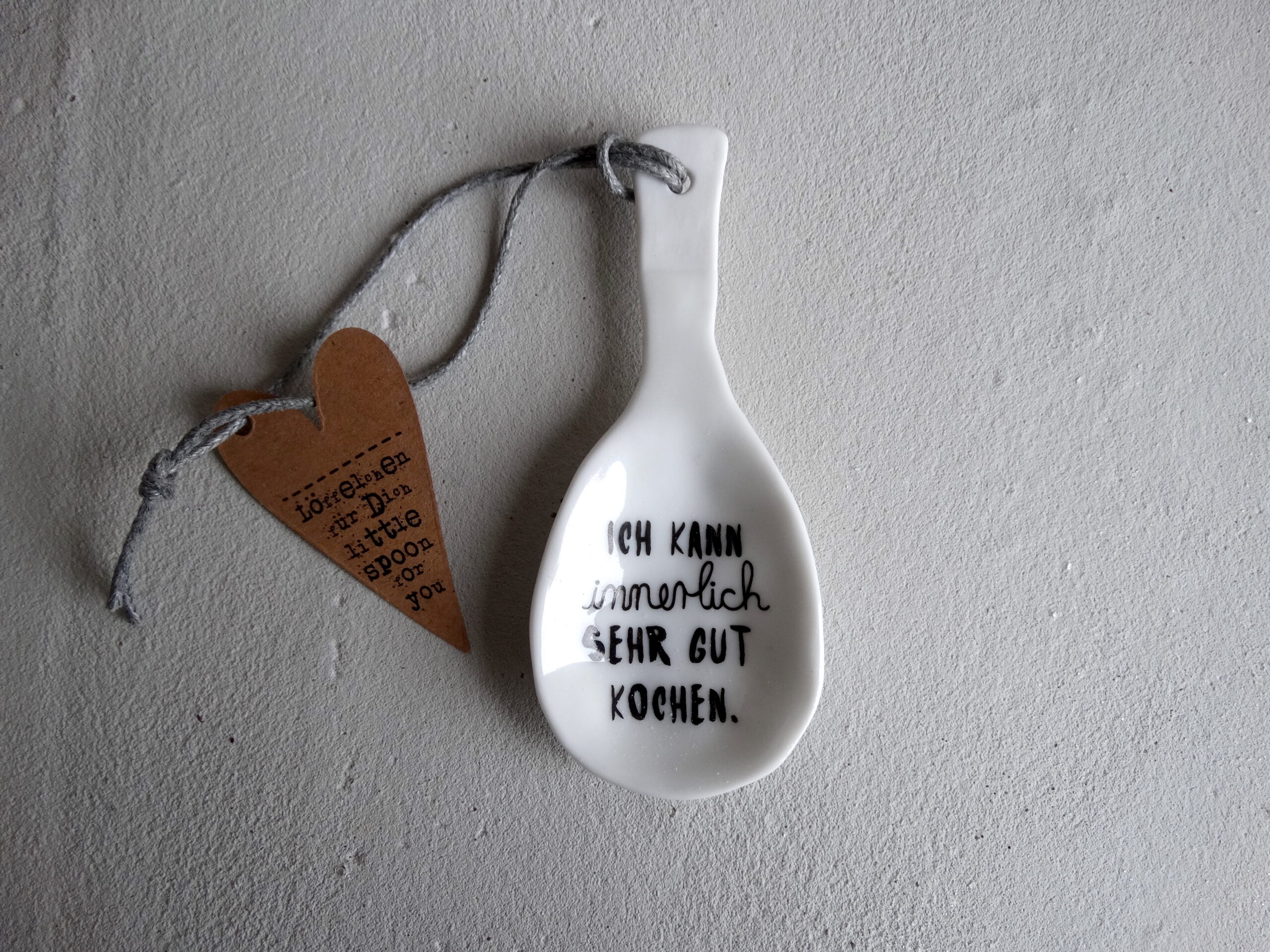 löfel, keramik, keramiklöffel, klein, mini, salz, natur, naturkeramik, deko, küche, kochen, essen, gedeckter, tisch, kulinarik, besteck, kaviar, honig, sauce, salz, salzlöffel, kaviarlöffel, dekoration, mit, liebe, gekocht, einladen, einladung, dinner, mitbringsel, schenken, geschenk, kaufen, einkaufen, geschenksidee, online, shop, shoppen, bestellen