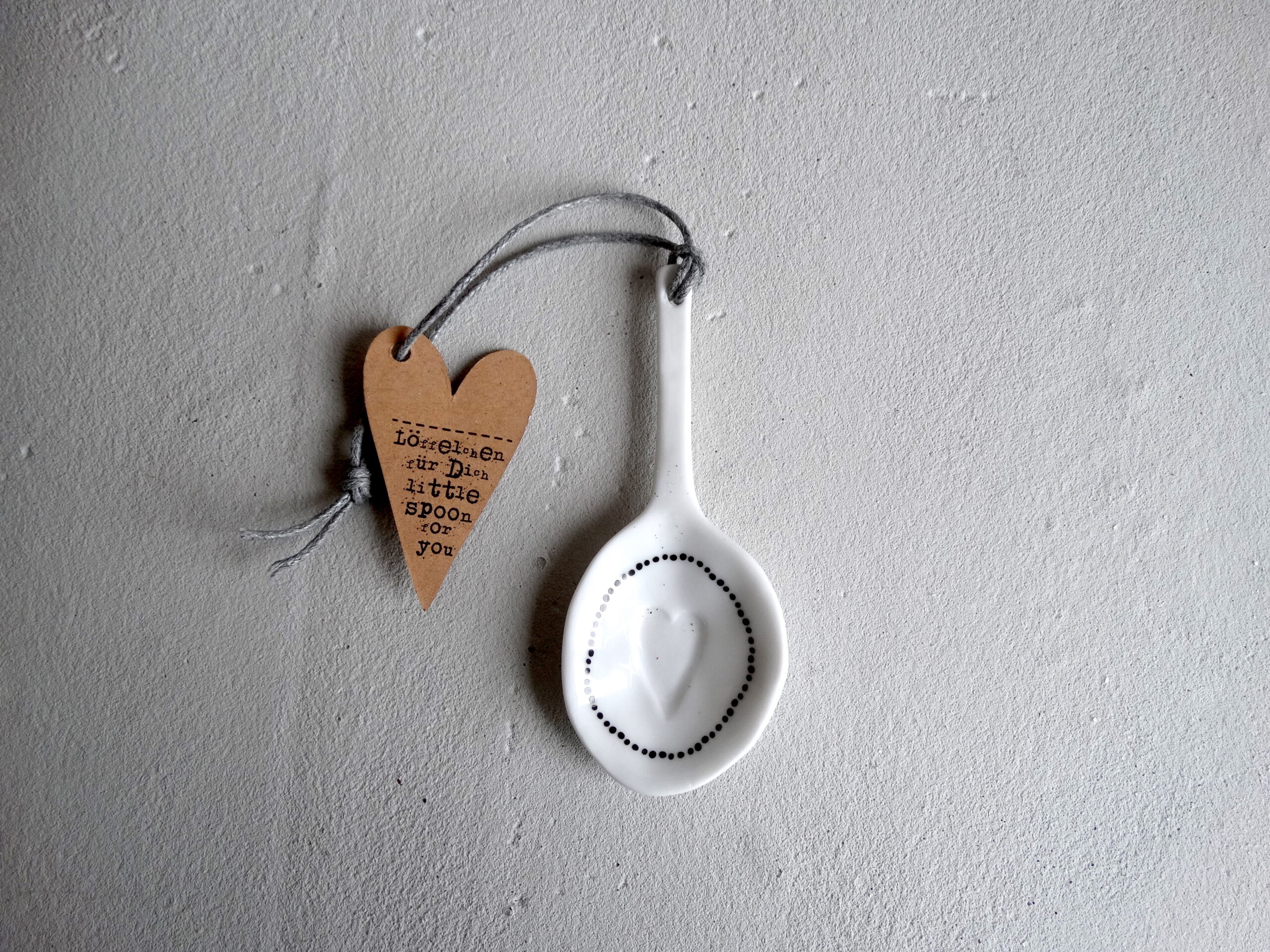 löfel, keramik, keramiklöffel, klein, mini, salz, natur, naturkeramik, deko, küche, kochen, essen, gedeckter, tisch, kulinarik, besteck, kaviar, honig, sauce, salz, salzlöffel, kaviarlöffel, dekoration, mit, liebe, gekocht, einladen, einladung, dinner, mitbringsel, schenken, geschenk, kaufen, einkaufen, geschenksidee, online, shop, shoppen, bestellen