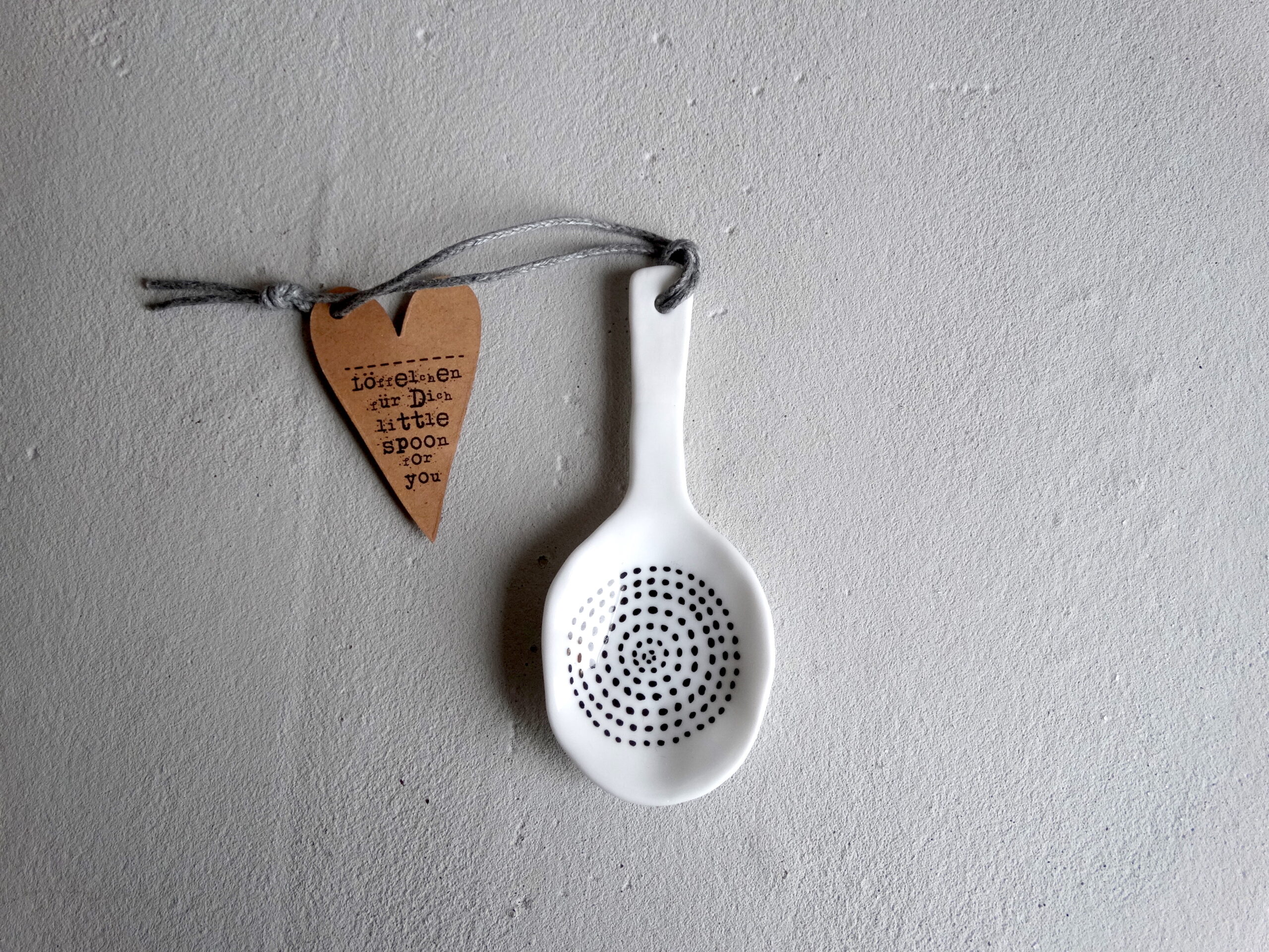 löfel, keramik, keramiklöffel, klein, mini, salz, natur, naturkeramik, deko, küche, kochen, essen, gedeckter, tisch, kulinarik, besteck, kaviar, honig, sauce, salz, salzlöffel, kaviarlöffel, dekoration, mit, liebe, gekocht, einladen, einladung, dinner, mitbringsel, schenken, geschenk, kaufen, einkaufen, geschenksidee, online, shop, shoppen, bestellen