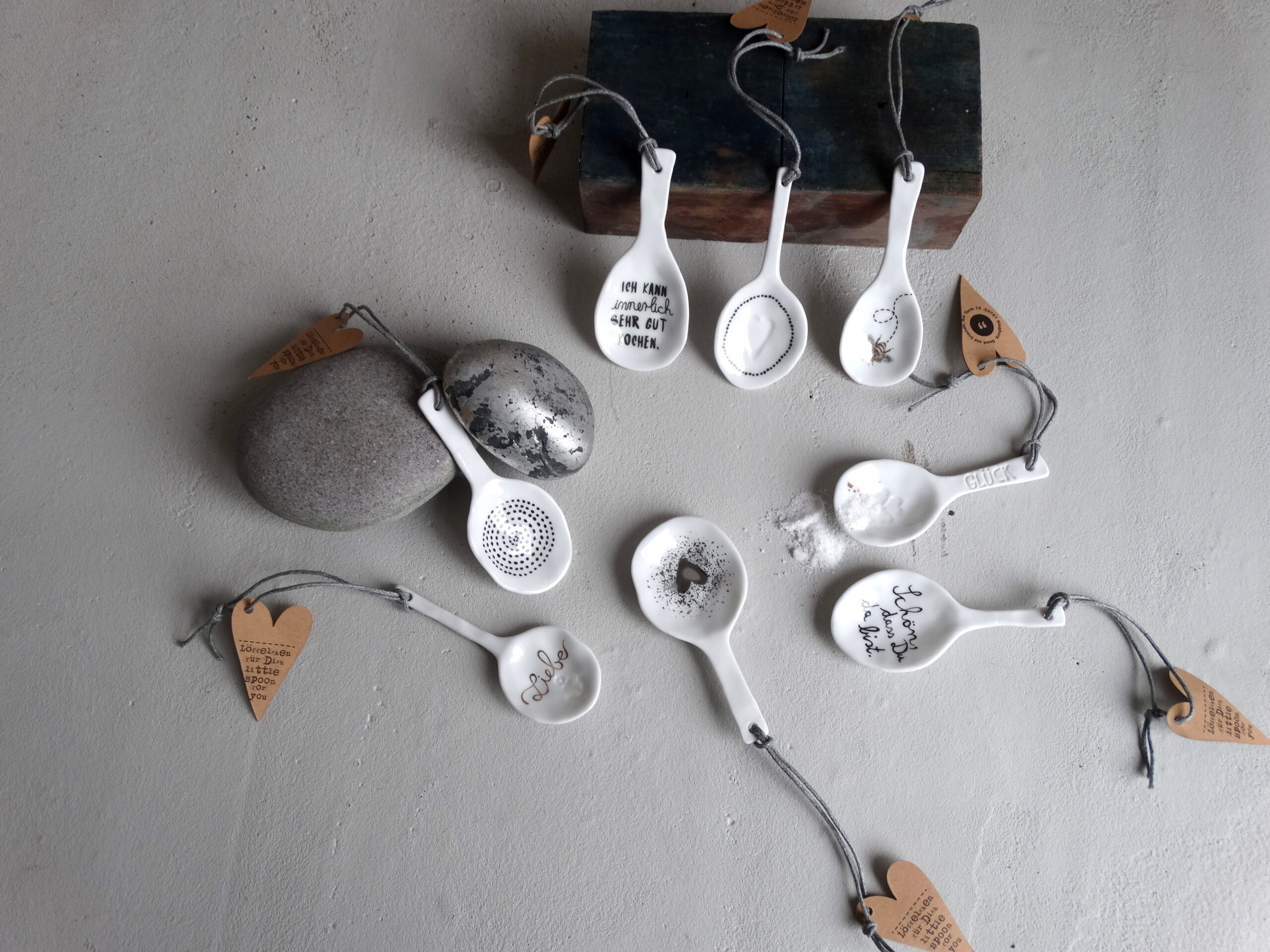 löfel, keramik, keramiklöffel, klein, mini, salz, natur, naturkeramik, deko, küche, kochen, essen, gedeckter, tisch, kulinarik, besteck, kaviar, honig, sauce, salz, salzlöffel, kaviarlöffel, dekoration, mit, liebe, gekocht, einladen, einladung, dinner, mitbringsel, schenken, geschenk, kaufen, einkaufen, geschenksidee, online, shop, shoppen, bestellen