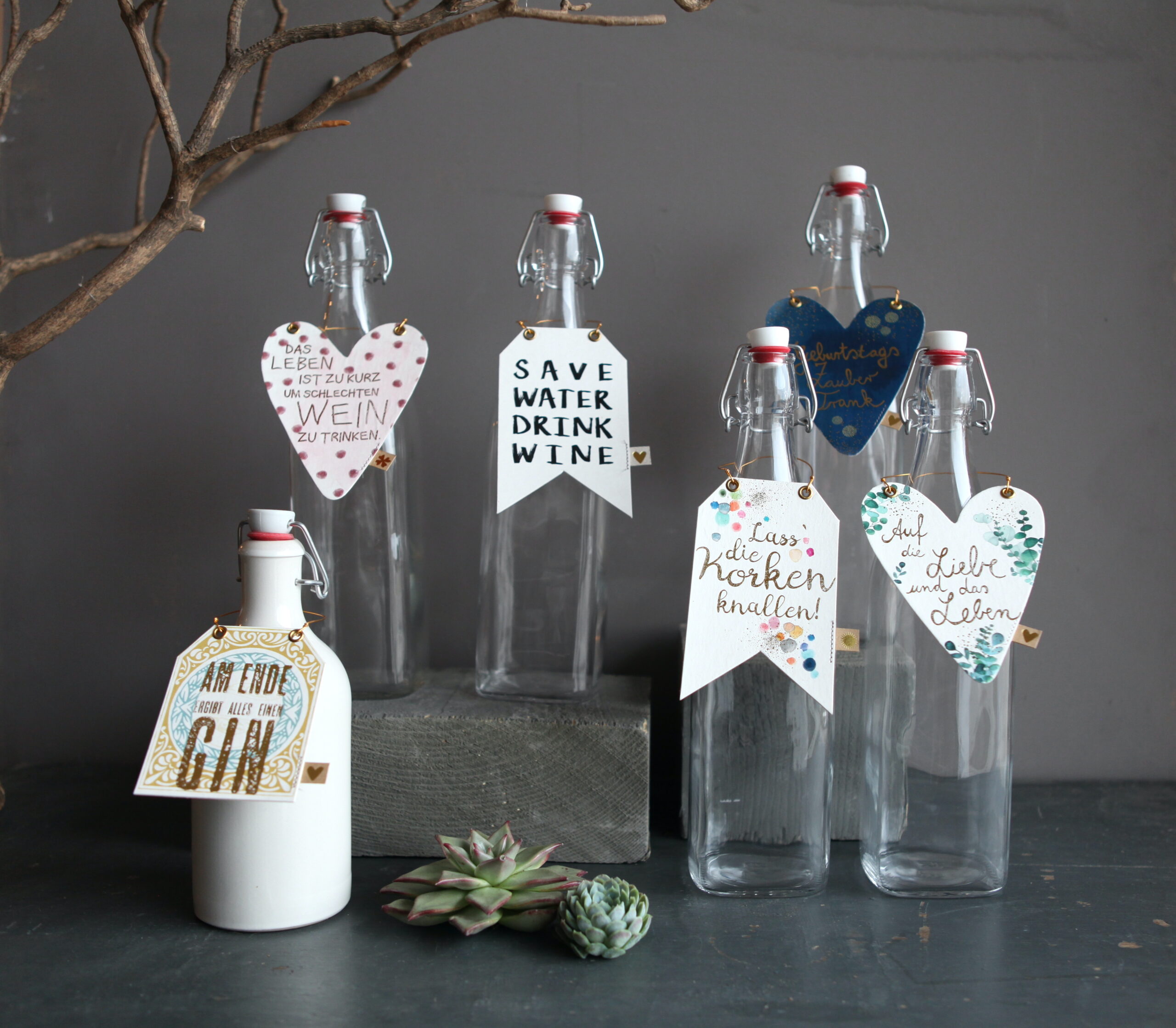 flasche, schild, deko, anhänger, hänger, dekoration, dekorativ, schildchen, flaschenpost, brief, karte, postkarte, schenken, geschenk, kaufen, einkaufen, geschenksidee, besonders, liebevoll, gold, laden, shop, geschäft, onlineshop, linz, wels, eferding, geburtstag, mitbringsel, wein, gin,