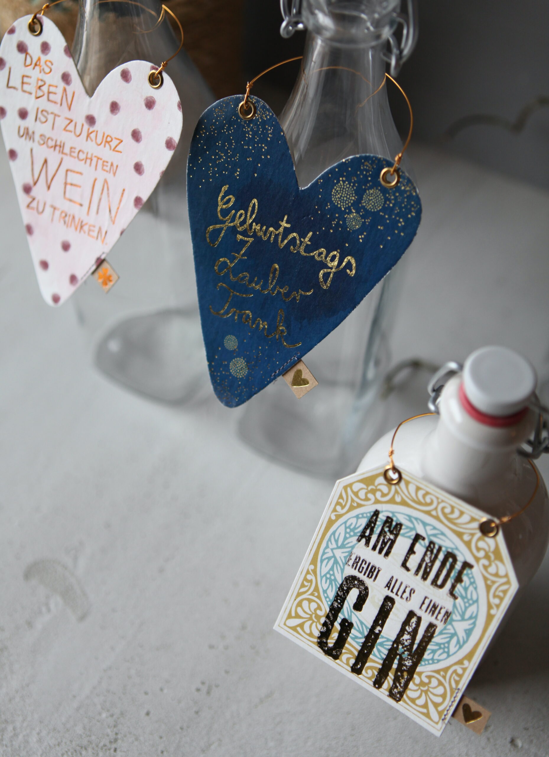 flasche, schild, deko, anhänger, hänger, dekoration, dekorativ, schildchen, flaschenpost, brief, karte, postkarte, schenken, geschenk, kaufen, einkaufen, geschenksidee, besonders, liebevoll, gold, laden, shop, geschäft, onlineshop, linz, wels, eferding, geburtstag, mitbringsel, wein, gin,