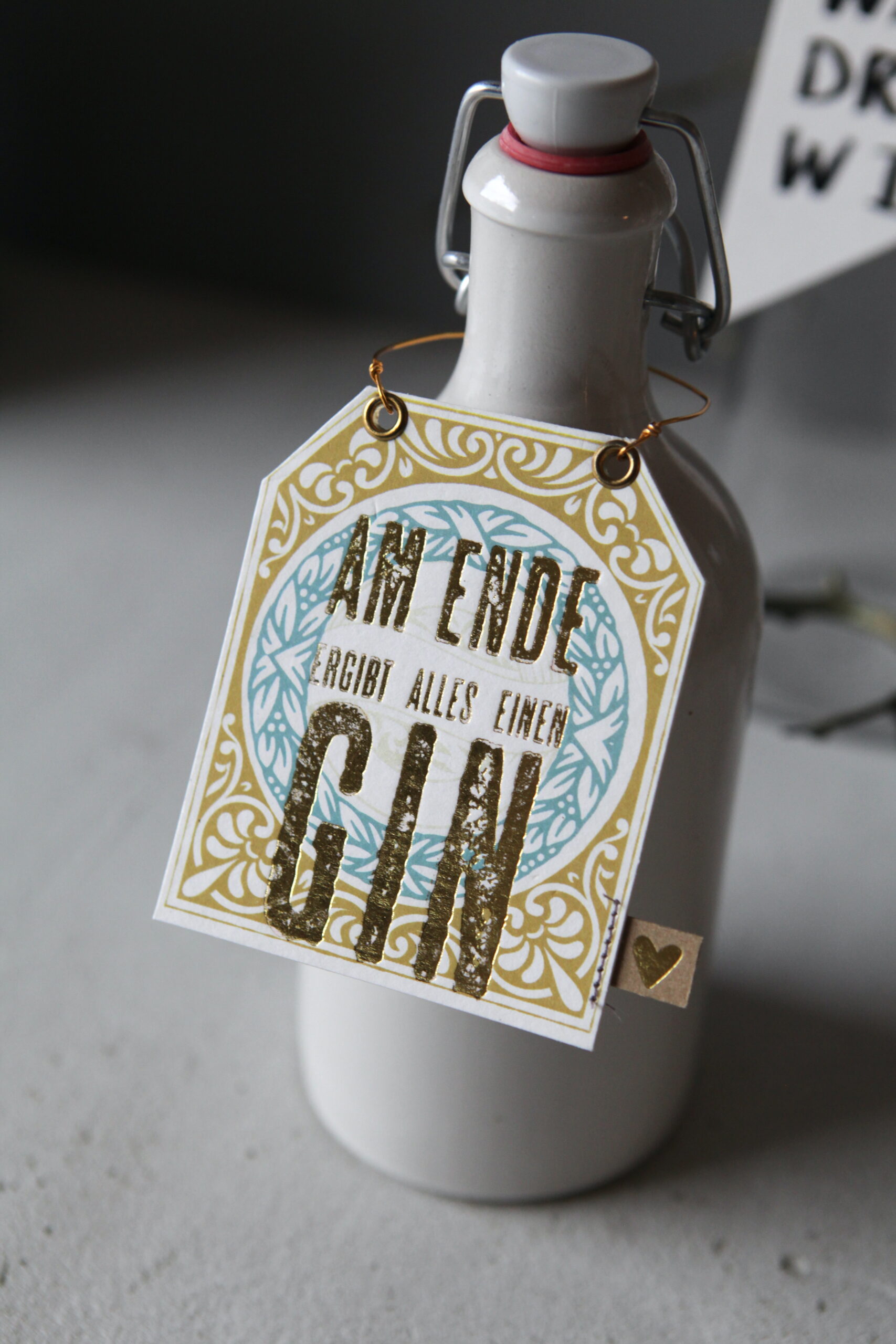 flasche, schild, deko, anhänger, hänger, dekoration, dekorativ, schildchen, flaschenpost, brief, karte, postkarte, schenken, geschenk, kaufen, einkaufen, geschenksidee, besonders, liebevoll, gold, laden, shop, geschäft, onlineshop, linz, wels, eferding, geburtstag, mitbringsel, wein, gin,