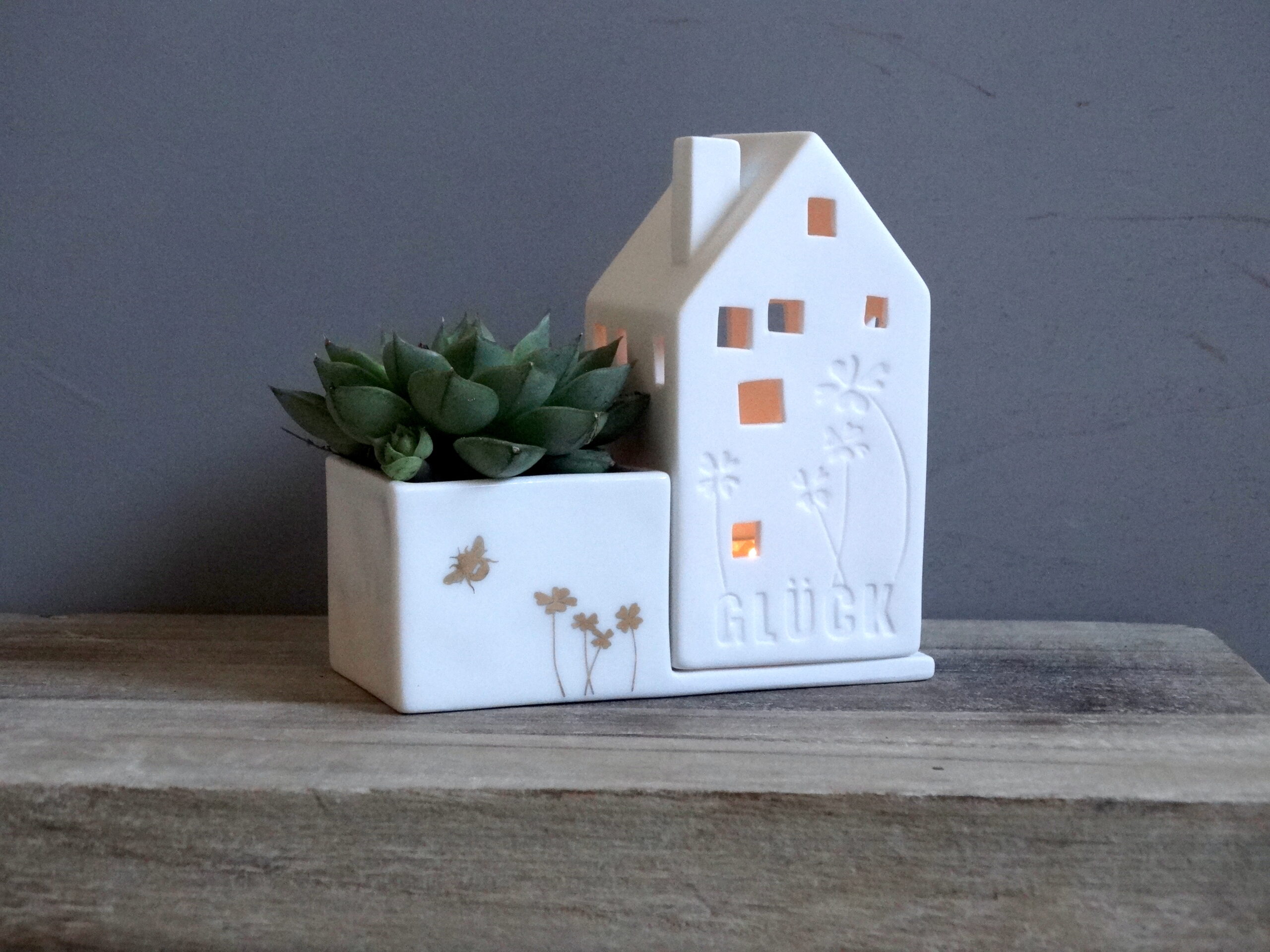 Keramik, blume, blumentraum, blumenretter, vase, vasen, väschen, deko, dekorativ, keramikdeko, frosch, gold, glanz, blumenvase, blumenretter, blumenliebe, garten, gartenliebe, dekorativ, good, old, friends, frosch, froschkönig, krone, krönchen, geschenk, schenken, geschenksidee, eferding, einkaufen, kaufen, shoppen, shop, geschäft, laden, online, bestellen, schnell, regional, in, meiner, nähe, garte, haus, hausgarten, häuschen. häiser, kerze, teelicht, blumentopf