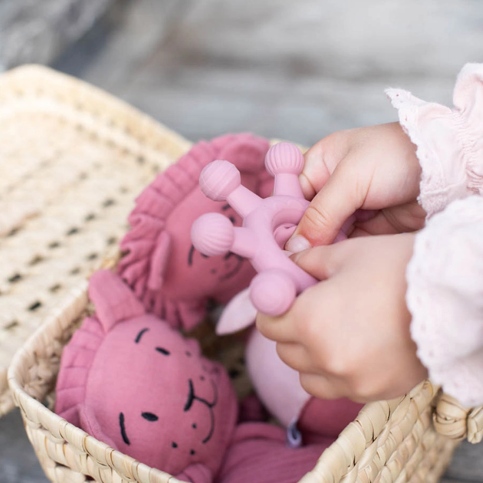 spielzeug, baby, geburt, geschenk, schenken, neugeboren, geburt, babygeschenk, ball, greifling, greifen, beißen, beißring, zahn, zahnen, zähne, zahnungshilfe, sensorik, kinsternd, spielen, spaß, sinne, sinnes, spielzeug, erstes, spiel, geschenke, geburtsgeschenk, weisad, mama, mutt,er schwanger, schwangerschaft, mitbringsel, mitbringen, raschel, raschelnd, raschelt, eferding, kaufen, einkaufen, online, bestellen, linz, wels, shop, geschäft, laden, kaufen, vor, ort, region, regional, in, meiner, nähe, plus, max, center, scw, onlineshop,