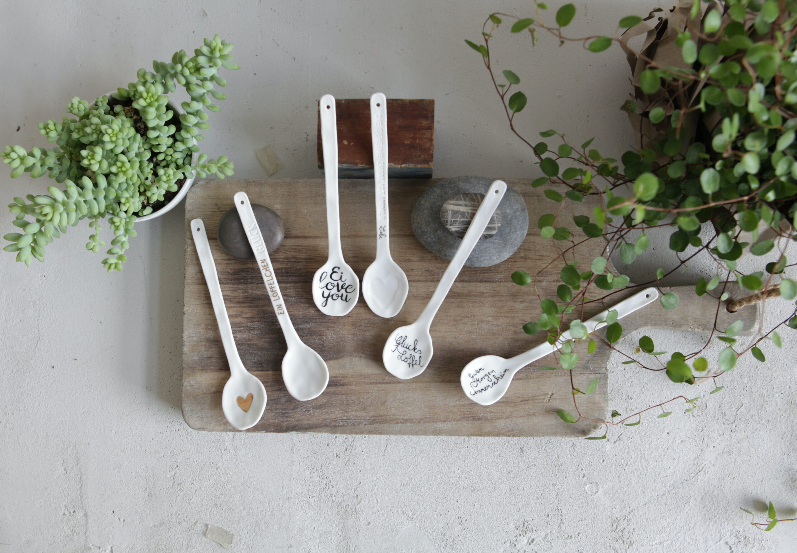 löfel, keramik, keramiklöffel, klein, mini, salz, natur, naturkeramik, deko, küche, kochen, essen, gedeckter, tisch, kulinarik, besteck, kaviar, honig, sauce, salz, salzlöffel, kaviarlöffel, dekoration, mit, liebe, gekocht, einladen, einladung, dinner, mitbringsel, schenken, geschenk, kaufen, einkaufen, geschenksidee, online, shop, shoppen, bestellen