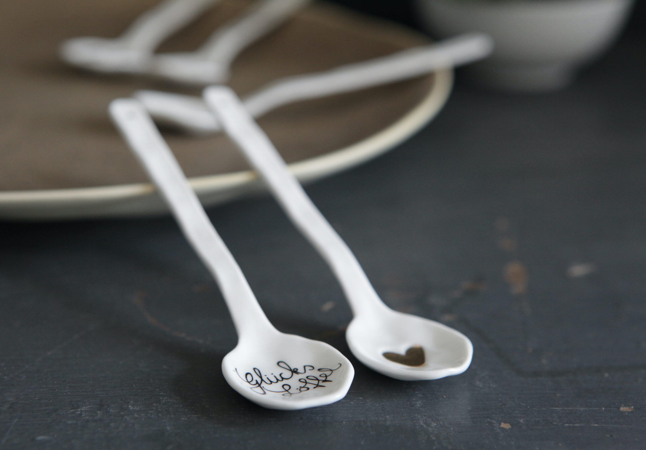 löfel, keramik, keramiklöffel, klein, mini, salz, natur, naturkeramik, deko, küche, kochen, essen, gedeckter, tisch, kulinarik, besteck, kaviar, honig, sauce, salz, salzlöffel, kaviarlöffel, dekoration, mit, liebe, gekocht, einladen, einladung, dinner, mitbringsel, schenken, geschenk, kaufen, einkaufen, geschenksidee, online, shop, shoppen, bestellen