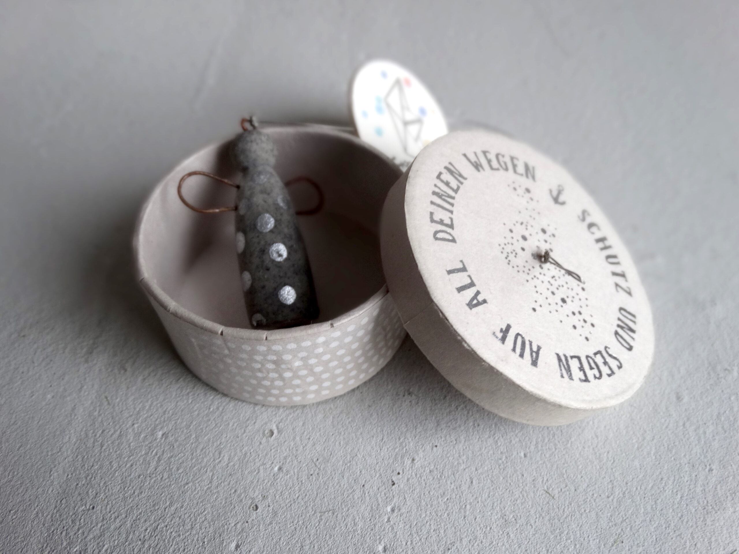 Engel, schutz, segen, schutzengel, engerl, schütze, dich, beschütze, beschützt, engelchen, taufe, firmung, erstkommunion, konfirmation, schenken, geschenk, geschenke, geburt, taufen, baby, kind, schulkind, vorschule, feier, feiern, besonders, dose, döschen, papier, eferding, online, bestellen, nhe, region, oberösterreich, wels, linz, plus city, kaufen, einkaufen,