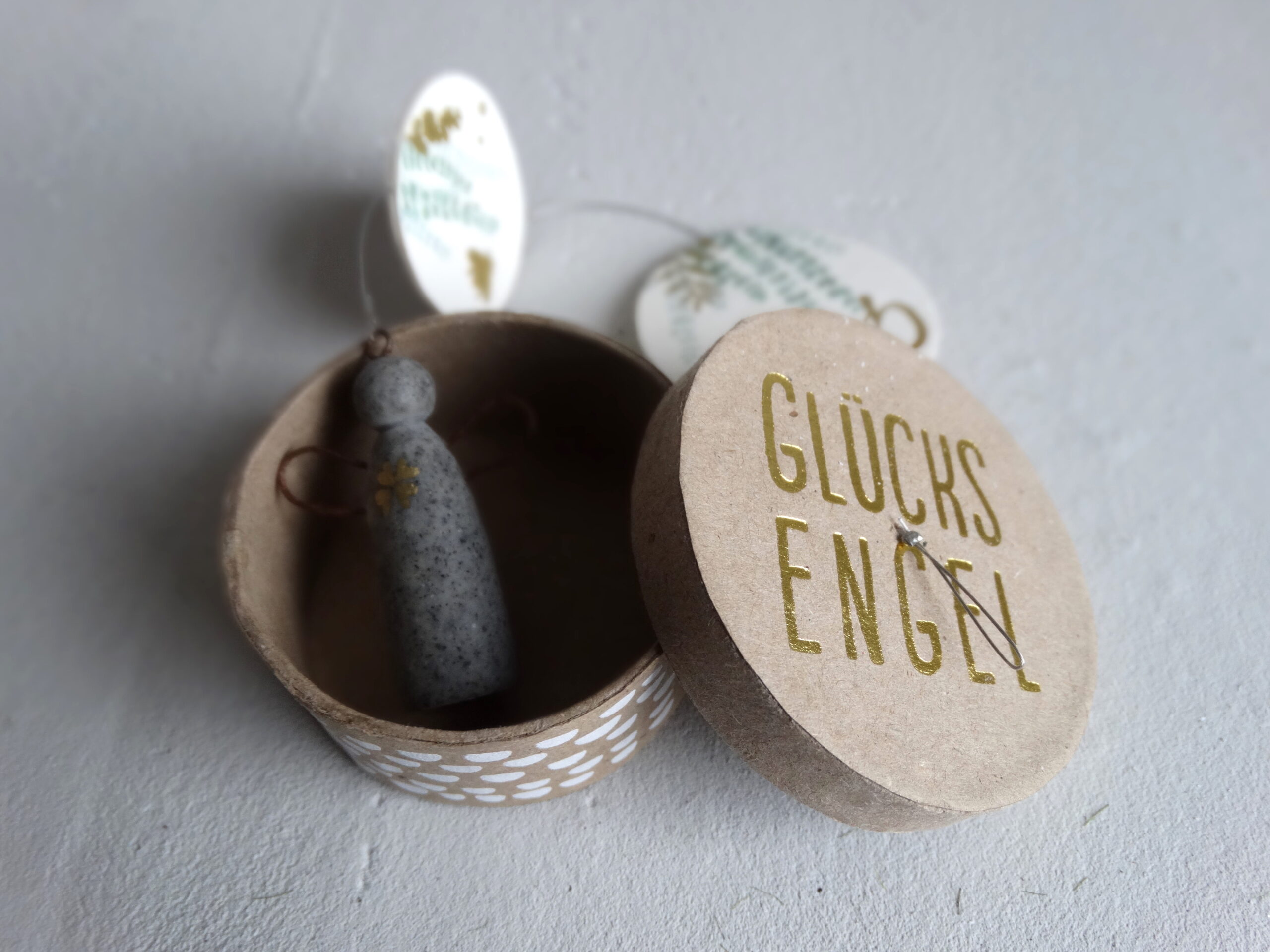 Engel, schutz, segen, schutzengel, engerl, schütze, dich, beschütze, beschützt, engelchen, taufe, firmung, erstkommunion, konfirmation, schenken, geschenk, geschenke, geburt, taufen, baby, kind, schulkind, vorschule, feier, feiern, besonders, dose, döschen, papier, eferding, online, bestellen, nhe, region, oberösterreich, wels, linz, plus city, kaufen, einkaufen,