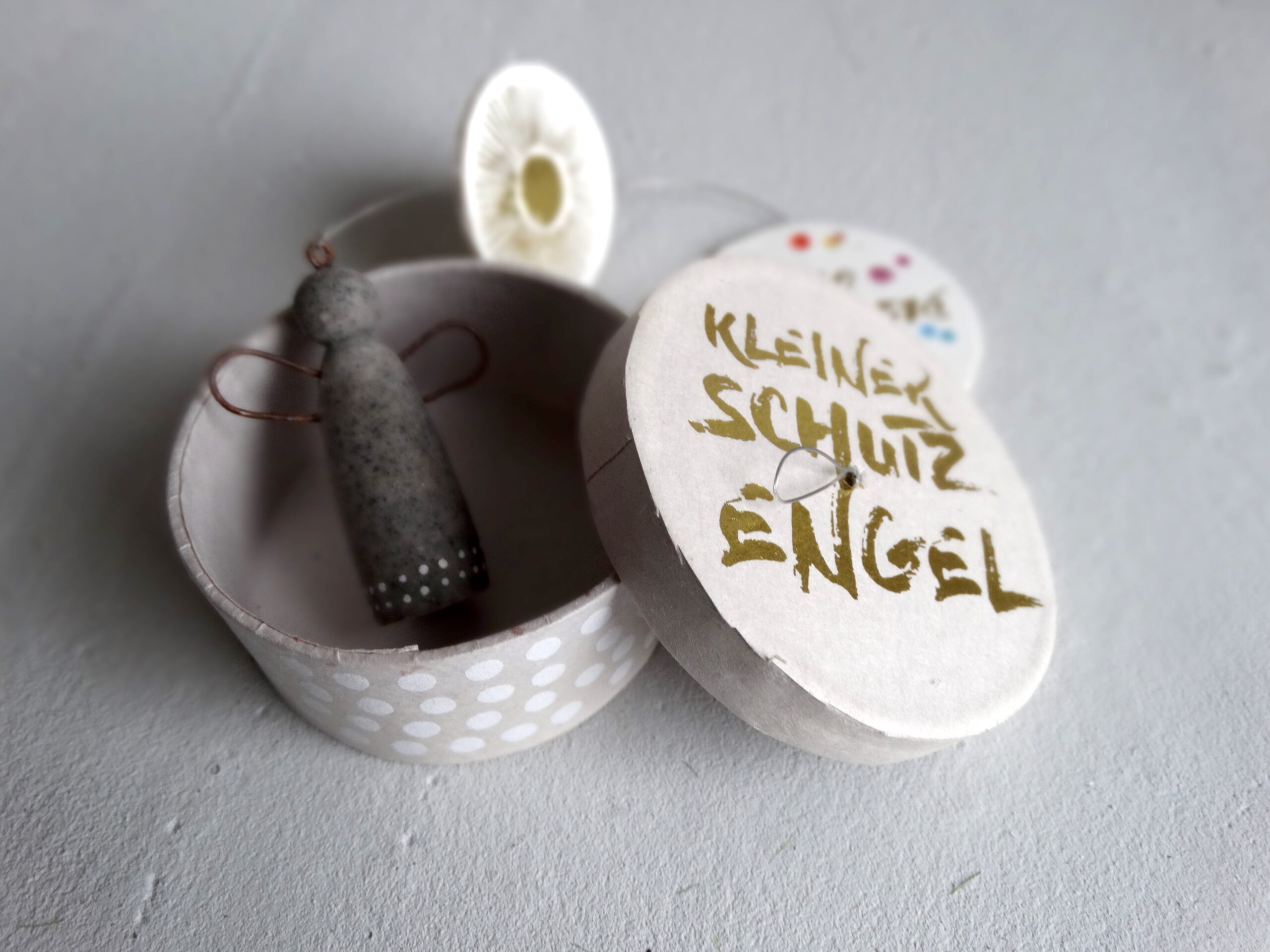 Engel, schutz, segen, schutzengel, engerl, schütze, dich, beschütze, beschützt, engelchen, taufe, firmung, erstkommunion, konfirmation, schenken, geschenk, geschenke, geburt, taufen, baby, kind, schulkind, vorschule, feier, feiern, besonders, dose, döschen, papier, eferding, online, bestellen, nhe, region, oberösterreich, wels, linz, plus city, kaufen, einkaufen,