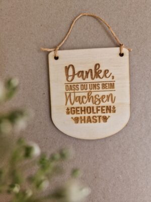 Wimpel, holz, holzwimpel, schild, laser, gravur, schule. kita, kiga, hort, krabbelstube, erzieherin, pädagogin, lehrerin, schulschluss, abhscluss, jahresende, sommer, sommerferien, schenken, geschenk, idee, eferding, oberösterreich, für, dich, einkaufen, kaufen, besonders, mit, liebe, aufhänger, hänger