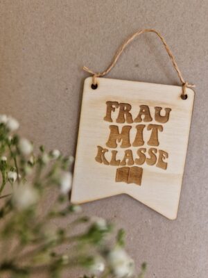 Wimpel, holz, holzwimpel, schild, laser, gravur, schule. kita, kiga, hort, krabbelstube, erzieherin, pädagogin, lehrerin, schulschluss, abhscluss, jahresende, sommer, sommerferien, schenken, geschenk, idee, eferding, oberösterreich, für, dich, einkaufen, kaufen, besonders, mit, liebe, aufhänger, hänger