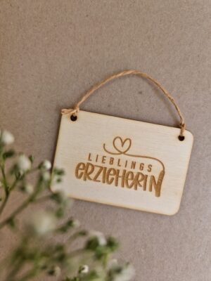 Wimpel, holz, holzwimpel, schild, laser, gravur, schule. kita, kiga, hort, krabbelstube, erzieherin, pädagogin, lehrerin, schulschluss, abhscluss, jahresende, sommer, sommerferien, schenken, geschenk, idee, eferding, oberösterreich, für, dich, einkaufen, kaufen, besonders, mit, liebe, aufhänger, hänger