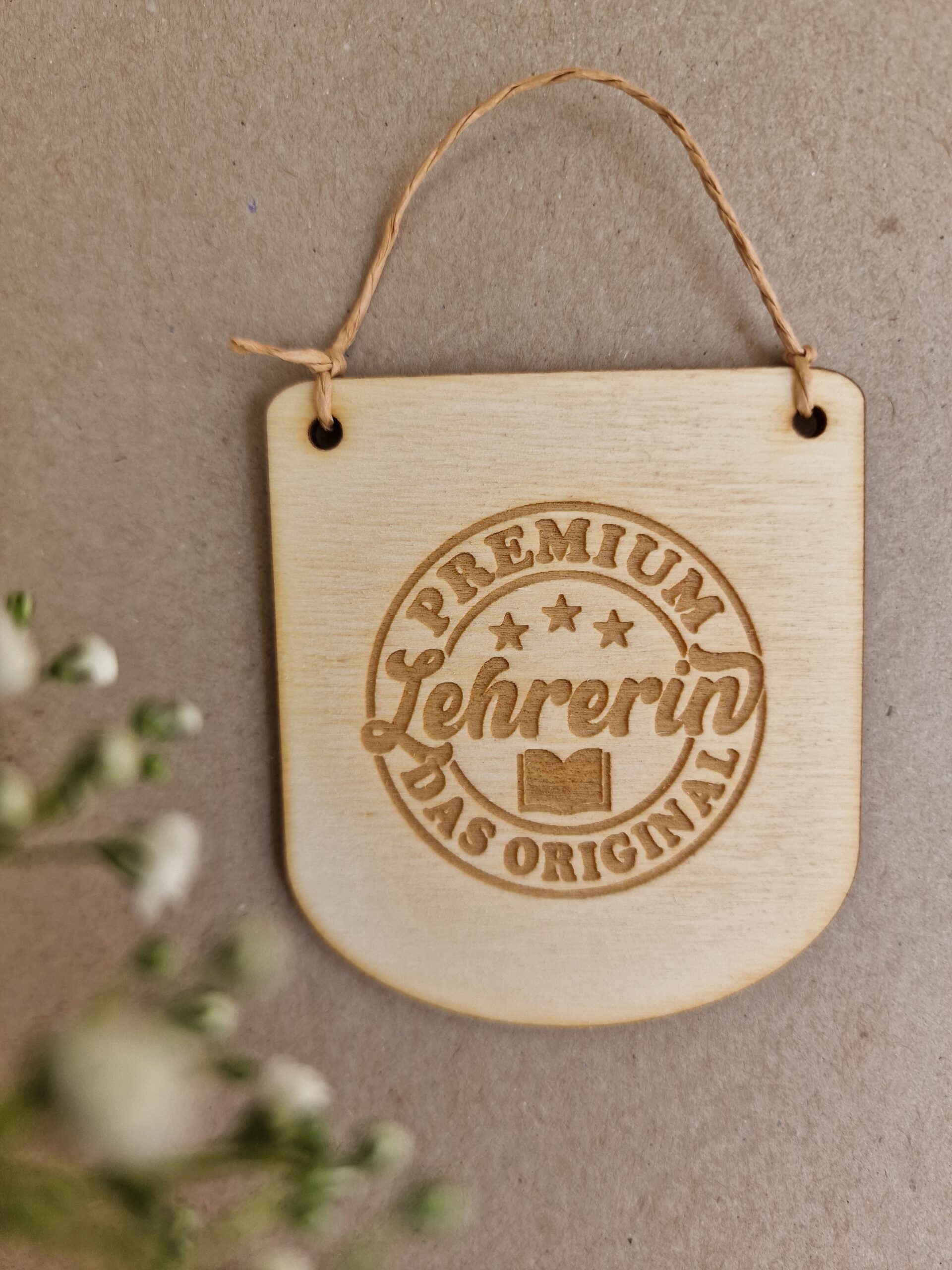 Wimpel, holz, holzwimpel, schild, laser, gravur, schule. kita, kiga, hort, krabbelstube, erzieherin, pädagogin, lehrerin, schulschluss, abhscluss, jahresende, sommer, sommerferien, schenken, geschenk, idee, eferding, oberösterreich, für, dich, einkaufen, kaufen, besonders, mit, liebe, aufhänger, hänger