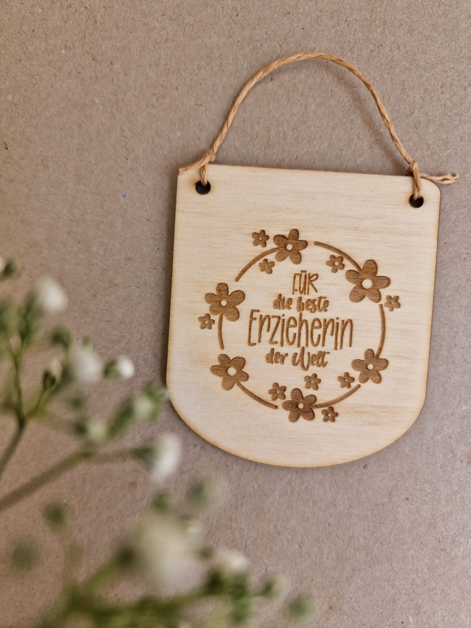 Wimpel, holz, holzwimpel, schild, laser, gravur, schule. kita, kiga, hort, krabbelstube, erzieherin, pädagogin, lehrerin, schulschluss, abhscluss, jahresende, sommer, sommerferien, schenken, geschenk, idee, eferding, oberösterreich, für, dich, einkaufen, kaufen, besonders, mit, liebe, aufhänger, hänger