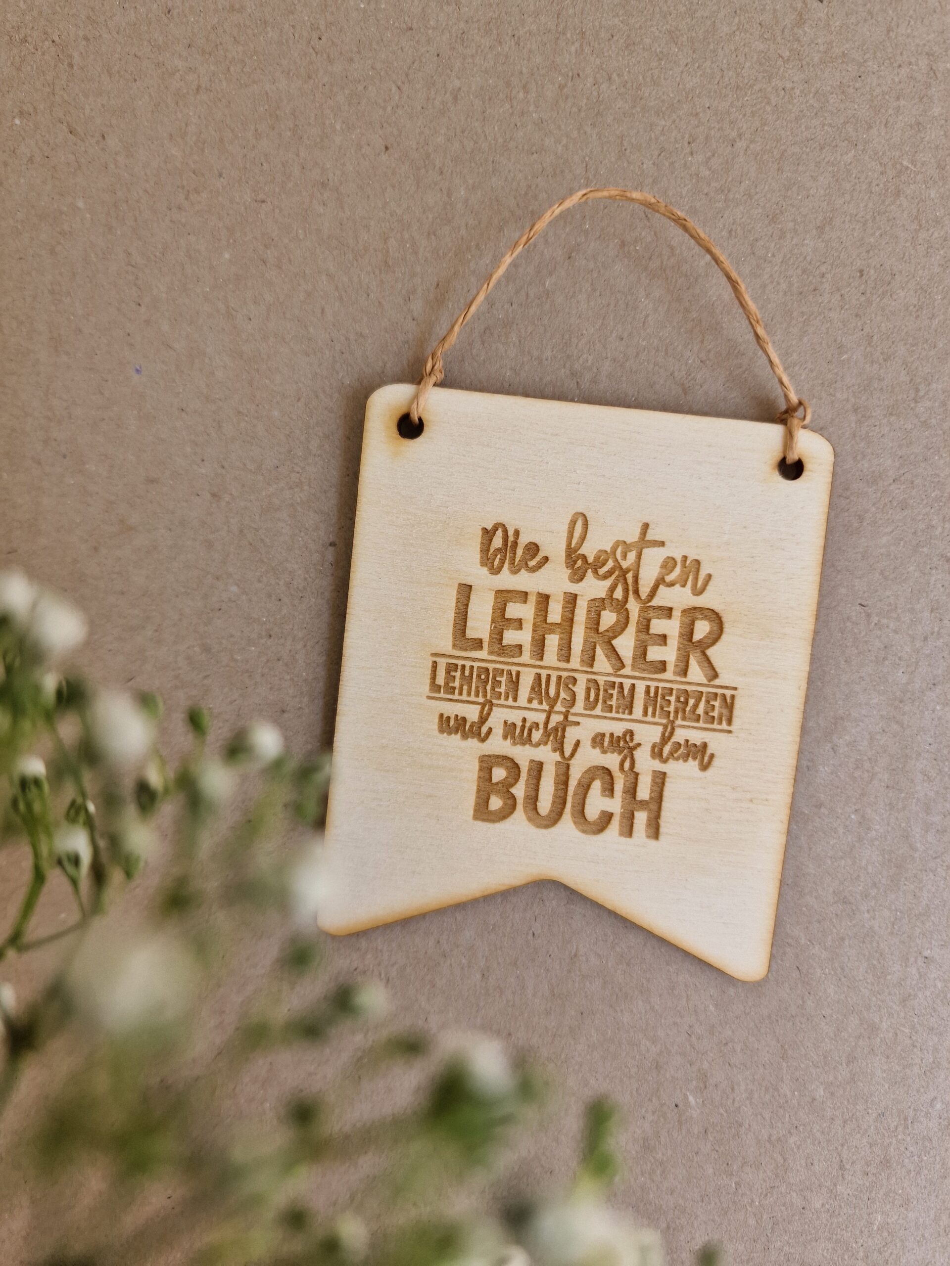 Wimpel, holz, holzwimpel, schild, laser, gravur, schule. kita, kiga, hort, krabbelstube, erzieherin, pädagogin, lehrerin, schulschluss, abhscluss, jahresende, sommer, sommerferien, schenken, geschenk, idee, eferding, oberösterreich, für, dich, einkaufen, kaufen, besonders, mit, liebe, aufhänger, hänger