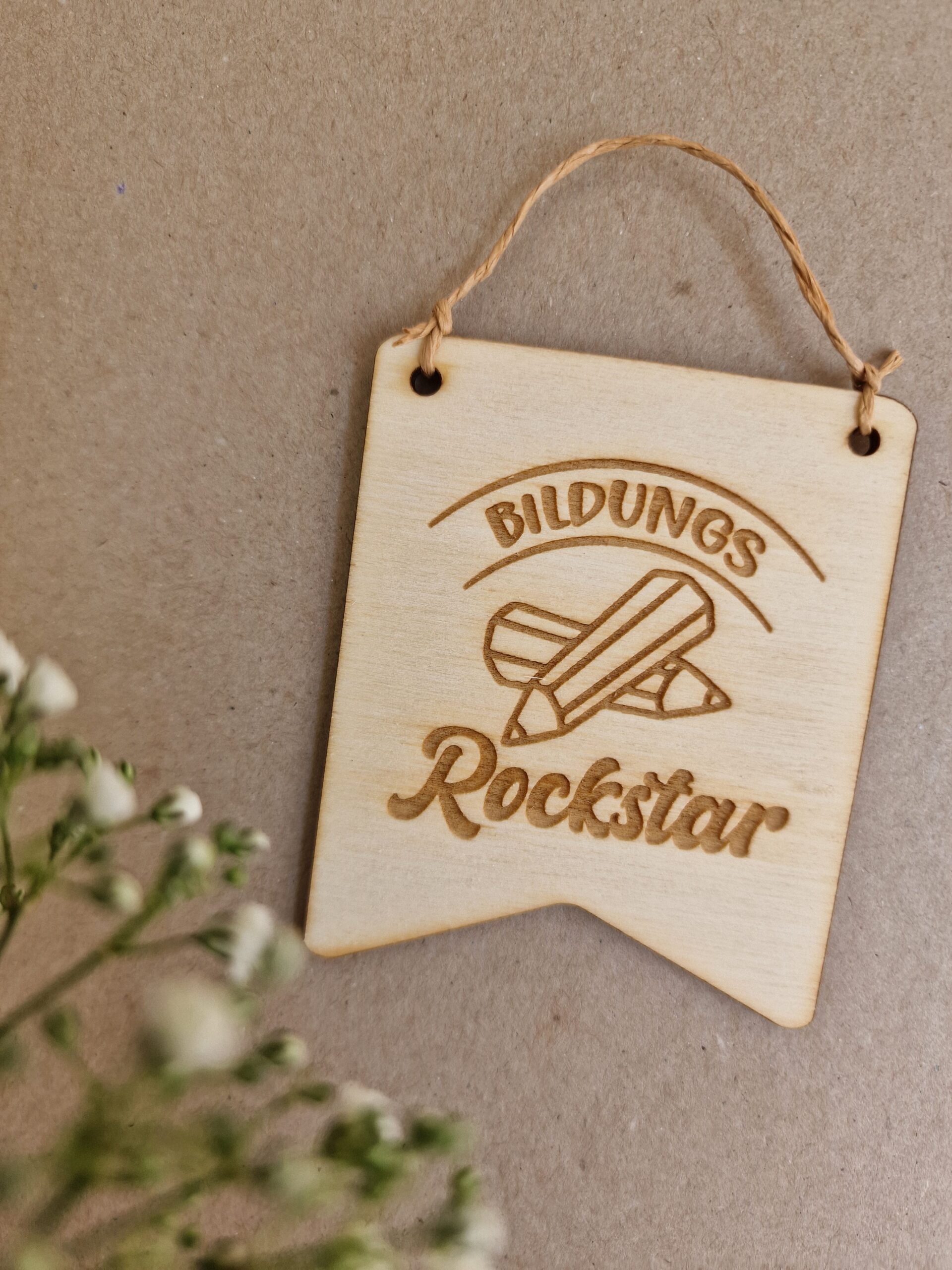 Wimpel, holz, holzwimpel, schild, laser, gravur, schule. kita, kiga, hort, krabbelstube, erzieherin, pädagogin, lehrerin, schulschluss, abhscluss, jahresende, sommer, sommerferien, schenken, geschenk, idee, eferding, oberösterreich, für, dich, einkaufen, kaufen, besonders, mit, liebe, aufhänger, hänger