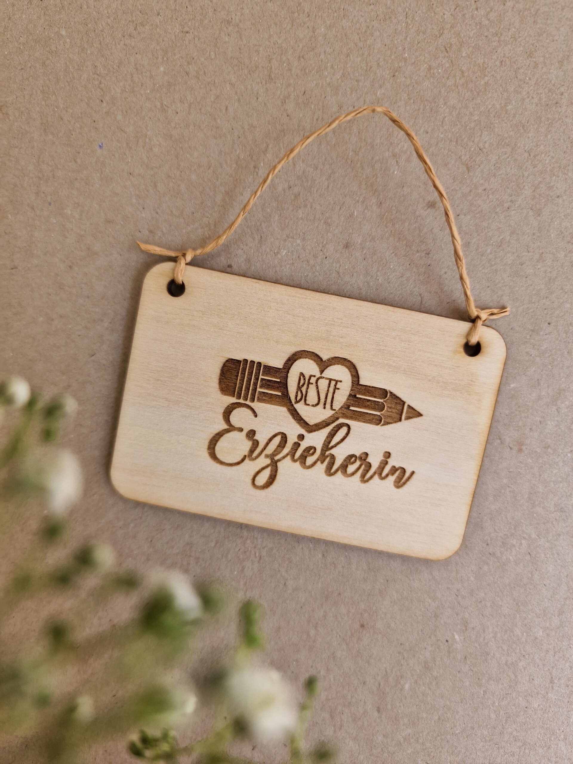 Wimpel, holz, holzwimpel, schild, laser, gravur, schule. kita, kiga, hort, krabbelstube, erzieherin, pädagogin, lehrerin, schulschluss, abhscluss, jahresende, sommer, sommerferien, schenken, geschenk, idee, eferding, oberösterreich, für, dich, einkaufen, kaufen, besonders, mit, liebe, aufhänger, hänger