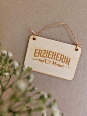 Wimpel, holz, holzwimpel, schild, laser, gravur, schule. kita, kiga, hort, krabbelstube, erzieherin, pädagogin, lehrerin, schulschluss, abhscluss, jahresende, sommer, sommerferien, schenken, geschenk, idee, eferding, oberösterreich, für, dich, einkaufen, kaufen, besonders, mit, liebe, aufhänger, hänger
