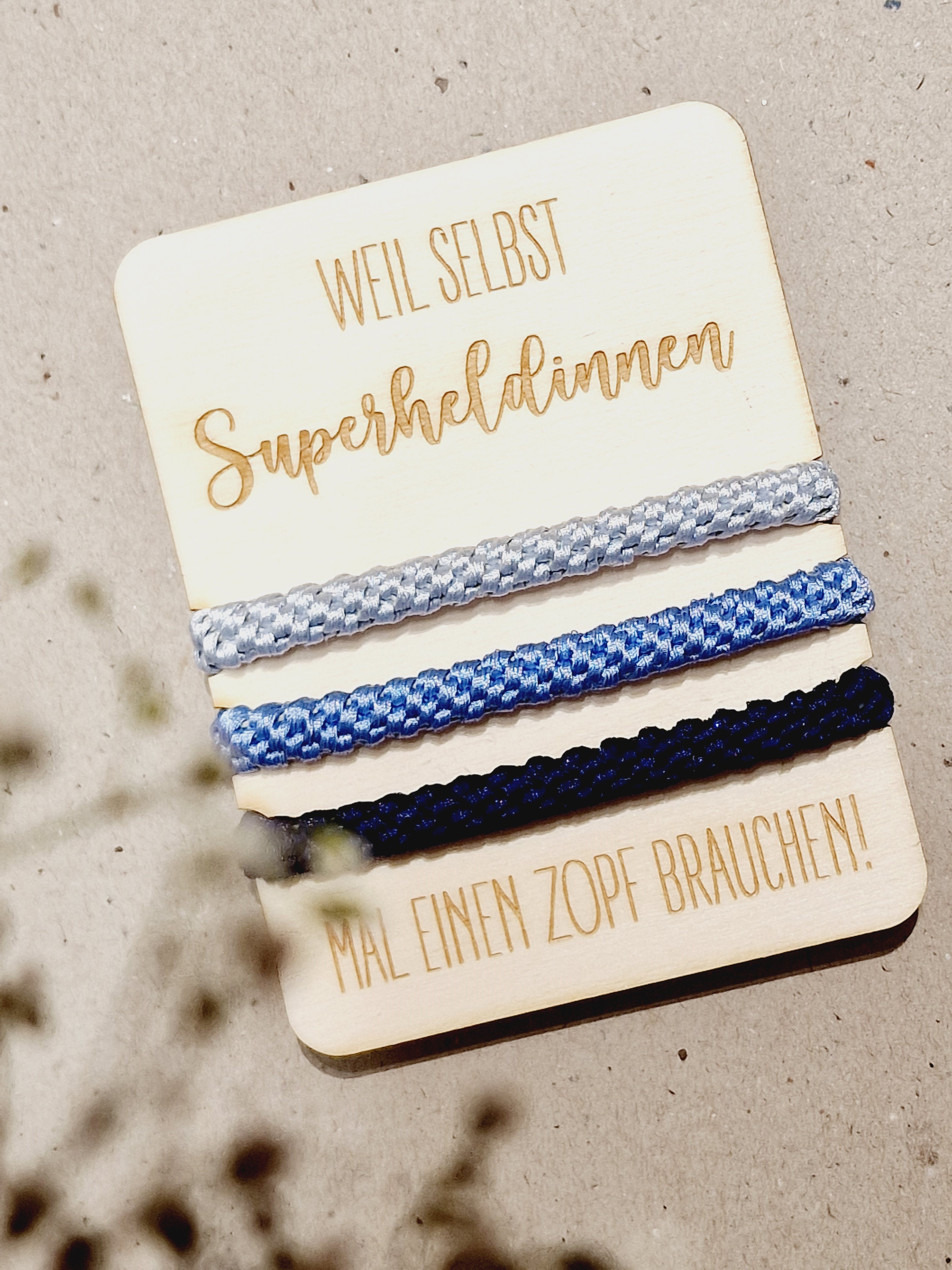 zopfgummi, gummi, haare, haar, haargummi, frisur, mädchen, frau, freundin, knekki, armband, schmuck, modisch, modern, schenken, geschenk, trend, haarband, haarschmuck, 2025, sommer, sommertrend, frisur, sommerfrisur, urlaub, urlaubsfrisu, mitbringsel, kleinigkeit, für, dich, eferding, online, bestellen, onlineshop, shoppen, kaufen, einkaufen, geschäft, in, meiner, nähe, region, laden, wels, linz, hartkirchen, aschach, besonders, mit, liebe, schenken