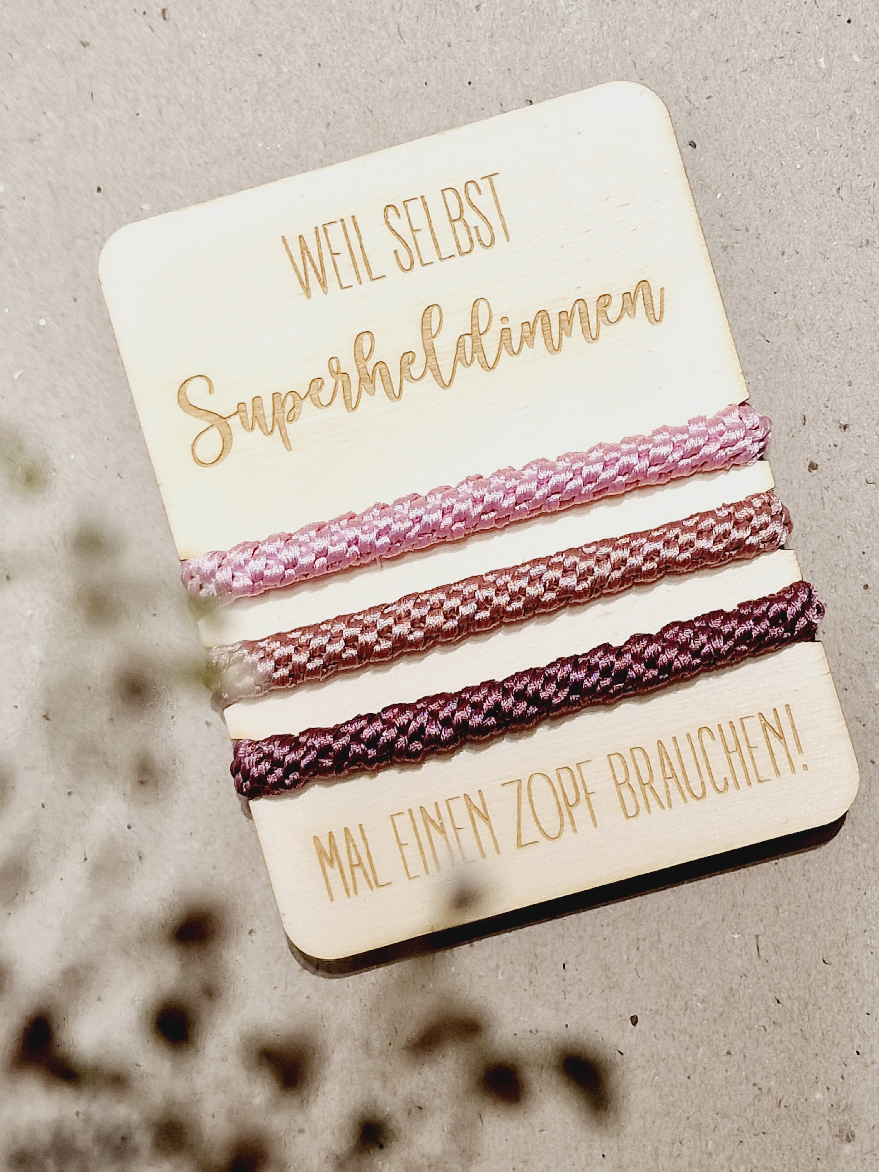 zopfgummi, gummi, haare, haar, haargummi, frisur, mädchen, frau, freundin, knekki, armband, schmuck, modisch, modern, schenken, geschenk, trend, haarband, haarschmuck, 2025, sommer, sommertrend, frisur, sommerfrisur, urlaub, urlaubsfrisu, mitbringsel, kleinigkeit, für, dich, eferding, online, bestellen, onlineshop, shoppen, kaufen, einkaufen, geschäft, in, meiner, nähe, region, laden, wels, linz, hartkirchen, aschach, besonders, mit, liebe, schenken