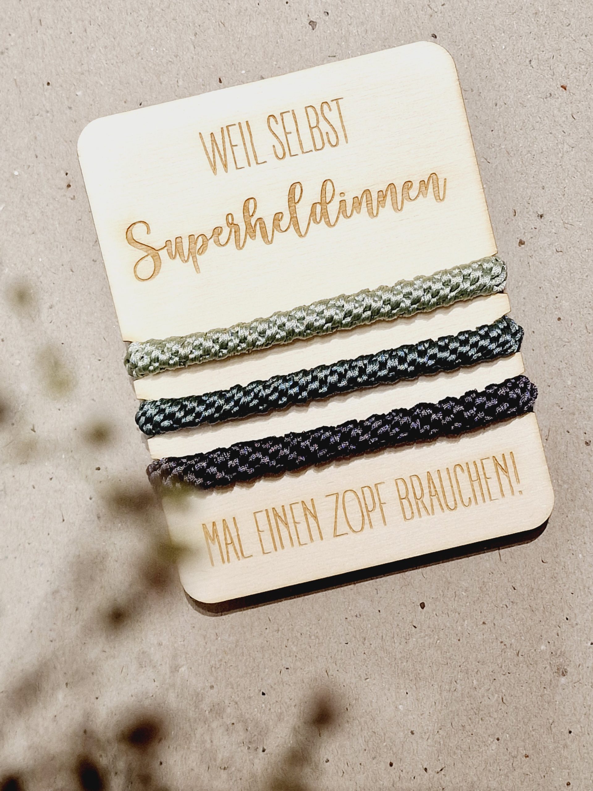 zopfgummi, gummi, haare, haar, haargummi, frisur, mädchen, frau, freundin, knekki, armband, schmuck, modisch, modern, schenken, geschenk, trend, haarband, haarschmuck, 2025, sommer, sommertrend, frisur, sommerfrisur, urlaub, urlaubsfrisu, mitbringsel, kleinigkeit, für, dich, eferding, online, bestellen, onlineshop, shoppen, kaufen, einkaufen, geschäft, in, meiner, nähe, region, laden, wels, linz, hartkirchen, aschach, besonders, mit, liebe, schenken