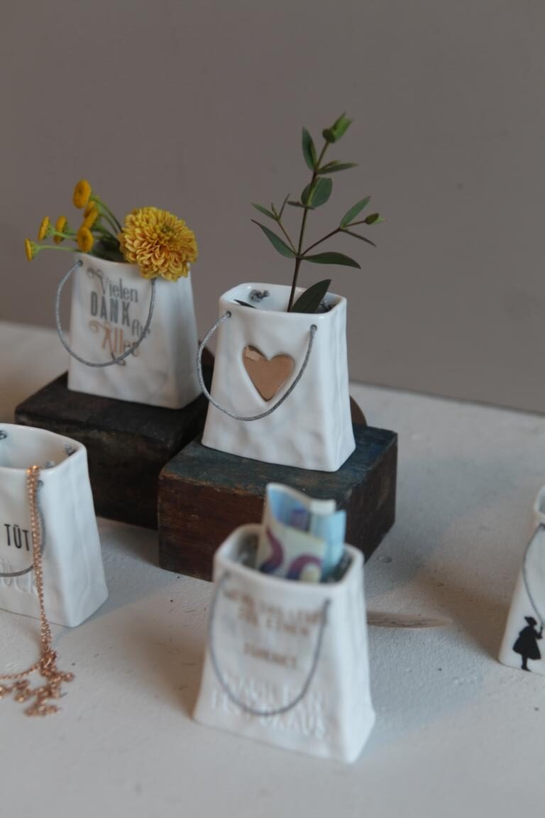 Tütw, wundertüte, sackerl, keramik, vase, deko, dekoration, schenken, geschenk, mini, geldgeschenk. verpackung, oacken, einpacken, kreativ, besonders, einfallsreich, braut, brautpaar, hochzeit, heirat, danke, herz, kleines, dankeschön, mitbringsel, für, dich, eferding, geschäft, wels, linz, plus city, pasching, mühlviertel, aschach, hartkirchen, feldkirchen, kaufen, shop, laden, geschenke, geschenksidee