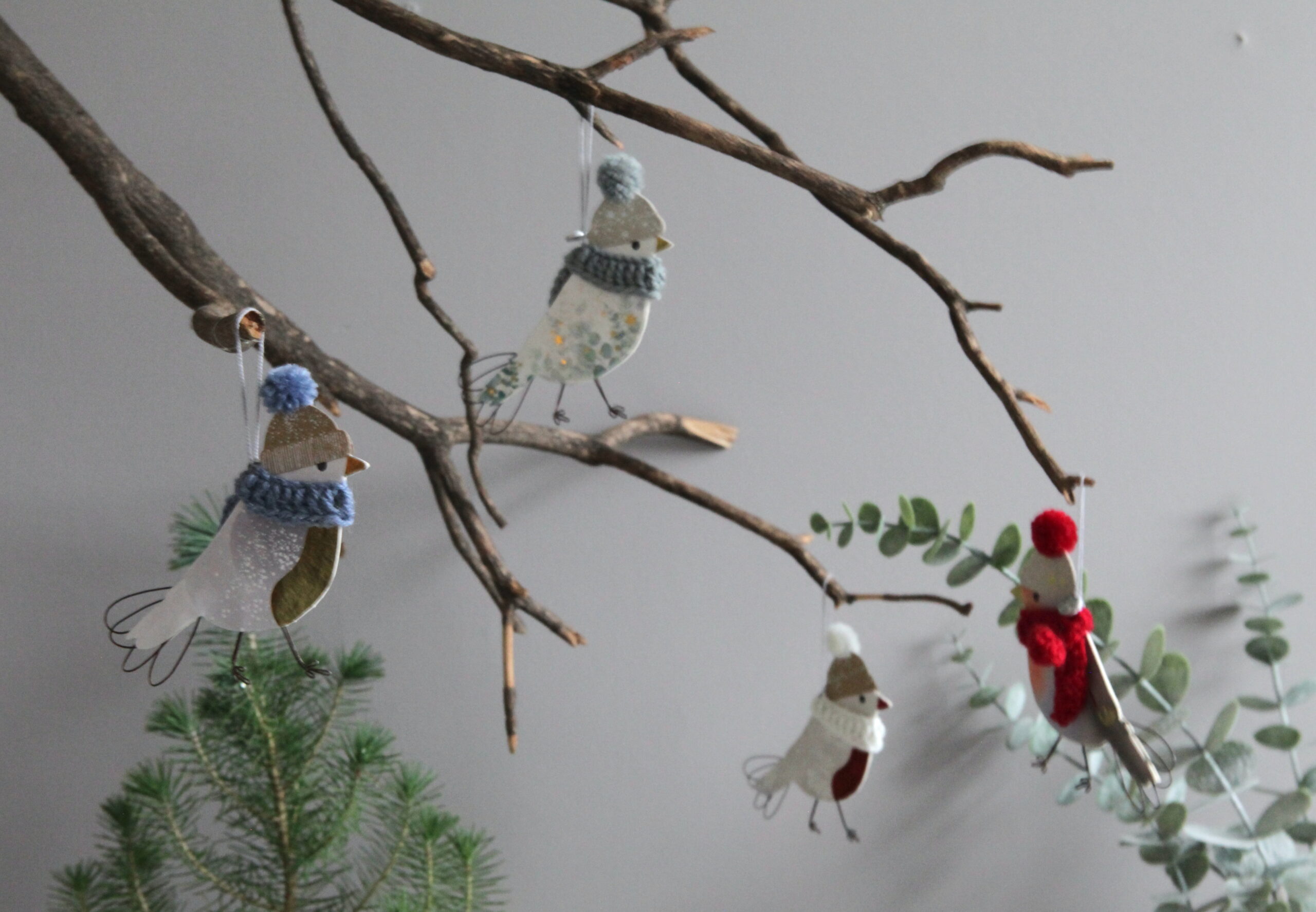 vogel, winter, wintervpgel, deko, hänger, behang, baum, christbaum, baumbehang, schmücken, shcmuck, baumschmuck, packerl, aufputz, schenken, schmuck, geschenk, schal, dekorativ, wichtel, wichteln, wichtelgeschenk, wichtelig, eferding, einkaufen, kaufen, shoppen, online, onlineshop, in, meiner, ähe, bestellen, regional, einkaufen, wesl, linz, shop, packerl, kleinigkeit