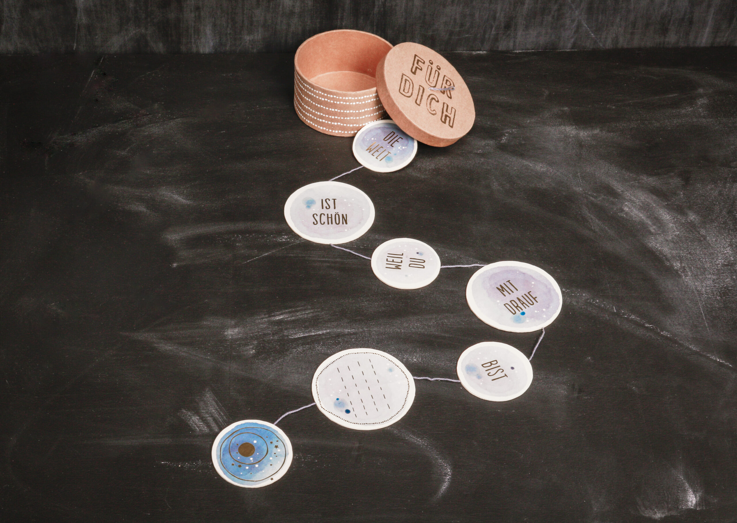 Dose, girlande, für, dich, geschenk, schenken, geschenke, verpackung, verpackuen, packen, einpacken, geld, geburtstag, die, welt, ist, schön, weil, du, mit, drauf, bist, lieblingsmensch, eferding, kaufen, einkaufen, shoppen, oberösterreich, österreich, online, regional, good, old, friends, geschenksbox, liebevoll, freundin, frau, kollegin, geburt