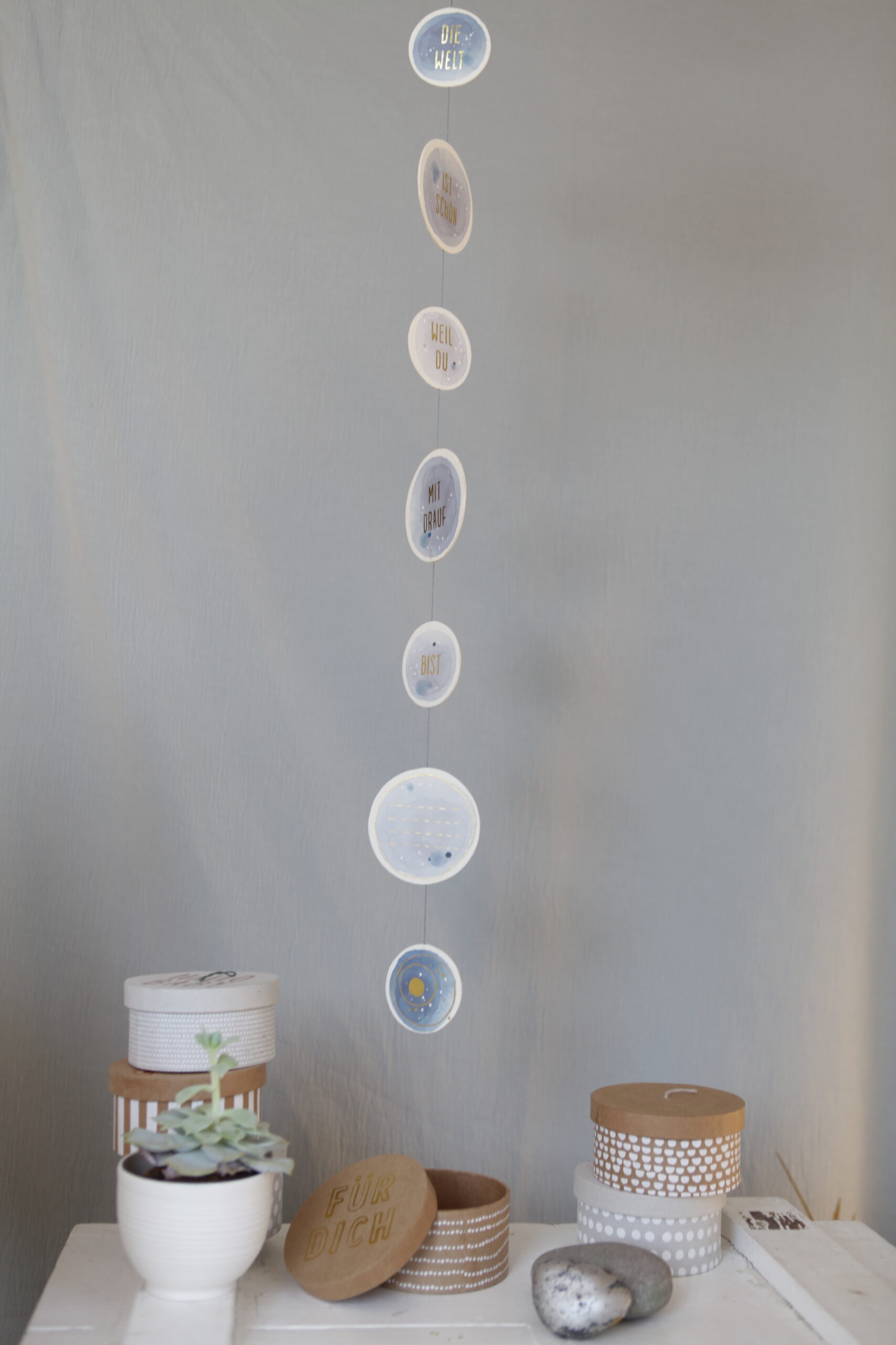 Dose, girlande, für, dich, geschenk, schenken, geschenke, verpackung, verpackuen, packen, einpacken, geld, geburtstag, die, welt, ist, schön, weil, du, mit, drauf, bist, lieblingsmensch, eferding, kaufen, einkaufen, shoppen, oberösterreich, österreich, online, regional, good, old, friends, geschenksbox, liebevoll, freundin, frau, kollegin, geburt