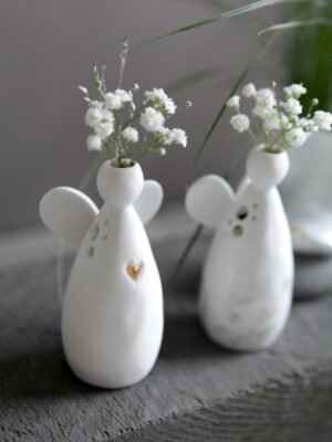 Engel, deko, blume, blumen, vase, schutz, schutzengel, für, dich, besonder, keramik, liebevoll, dekoration, mit, liebe, gefertigt, good, old, friends, schenken, geschenk, kleinigkeit, mitbringsel, tauge, hochzeit, firmung, erstkommunion, freundin, kollegin, schützend, eferding, einkaufen, online, shop, onlineshop, linz, wels, regional, in, meiner, nähe, bestellen, liefern, geschäft