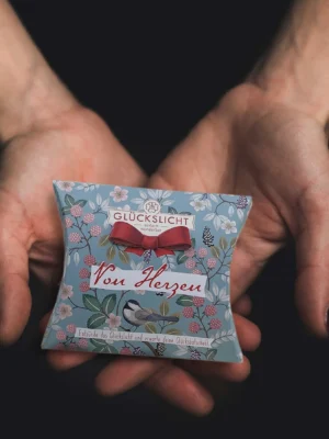 kerze, licht, glück, glückslicht, schenken, geschenk, erpackung, liebevoll, mit, liebe, schenken, für, dich, freundin, frau, lieblingsmensch, kollegin, besonders, einkaufen, kaufen, eferding, obersöterreich, online, bestellen, kaufen, onlineshop, kerzenschein, advent, weihnachten, weihnachtslicht, frohes, fest, besinnlich, ruhige zeit, mitarbeiter, kleinigkeit, wichtel, wichtelgeschenk