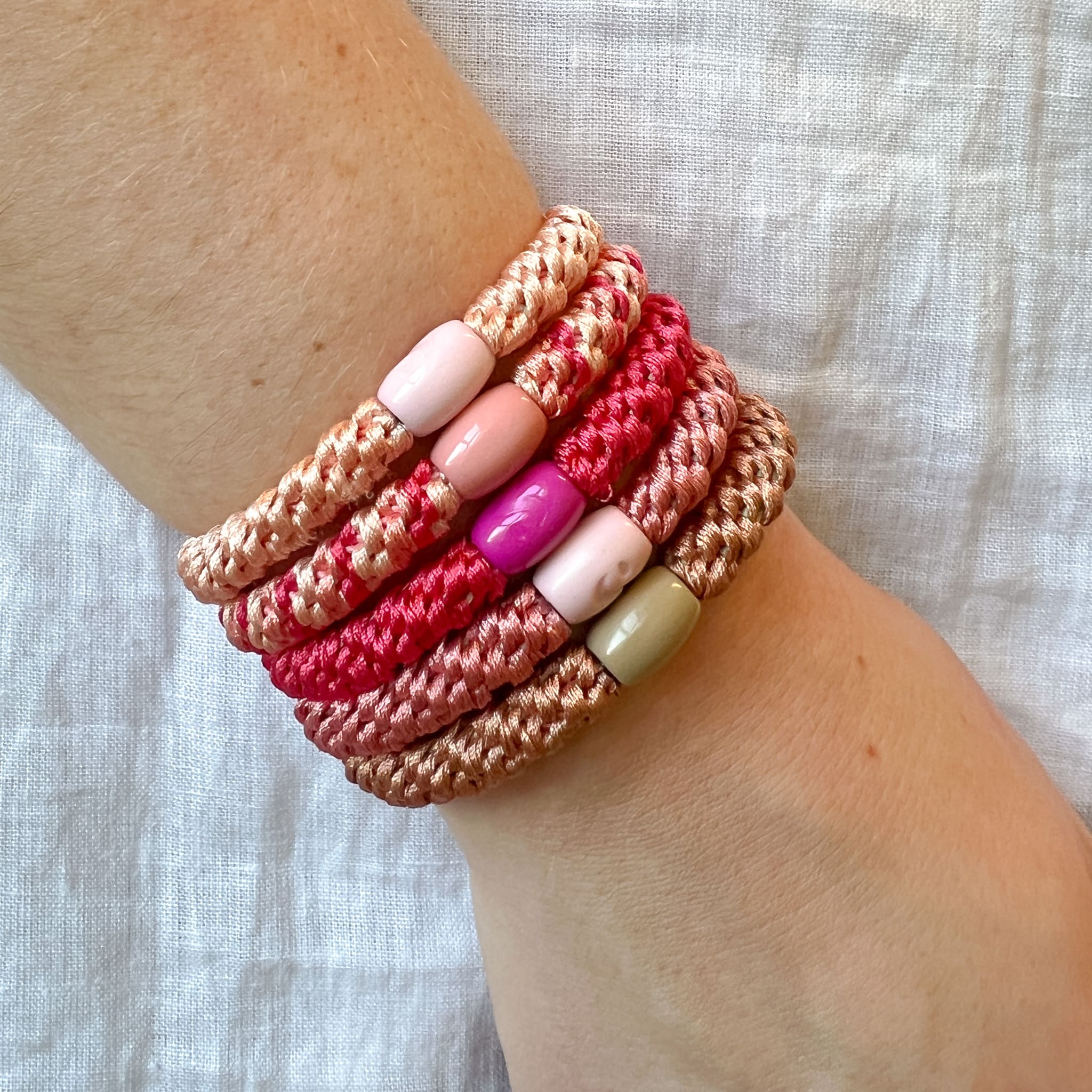 zopfgummi, gummi, haare, haar, haargummi, frisur, mädchen, frau, freundin, knekki, armband, schmuck, modisch, modern, schenken, geschenk, trend, haarband, haarschmuck, 2025, sommer, sommertrend, frisur, sommerfrisur, urlaub, urlaubsfrisu, mitbringsel, kleinigkeit, für, dich, eferding, online, bestellen, onlineshop, shoppen, kaufen, einkaufen, geschäft, in, meiner, nähe, region, laden, wels, linz, hartkirchen, aschach, besonders, mit, liebe, schenken