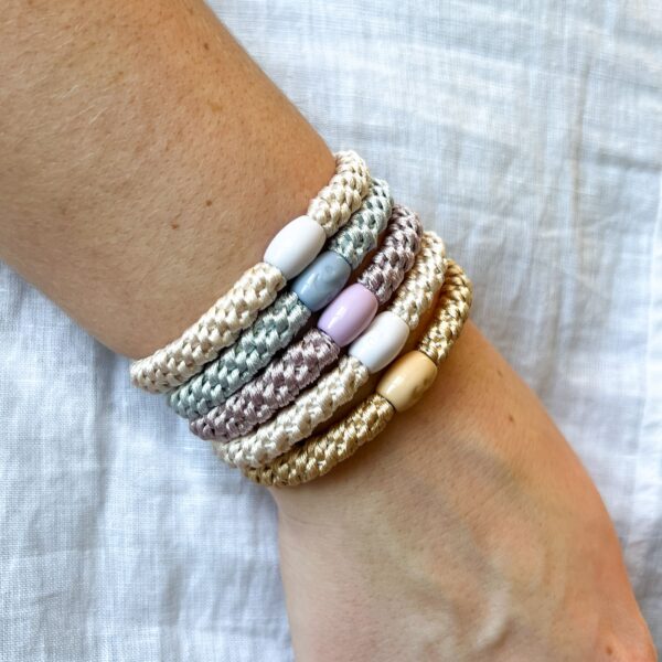zopfgummi, gummi, haare, haar, haargummi, frisur, mädchen, frau, freundin, knekki, armband, schmuck, modisch, modern, schenken, geschenk, trend, haarband, haarschmuck, 2025, sommer, sommertrend, frisur, sommerfrisur, urlaub, urlaubsfrisu, mitbringsel, kleinigkeit, für, dich, eferding, online, bestellen, onlineshop, shoppen, kaufen, einkaufen, geschäft, in, meiner, nähe, region, laden, wels, linz, hartkirchen, aschach, besonders, mit, liebe, schenken