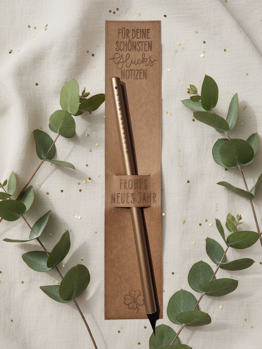 Bleistif, stift, schreiben, aufschreiben, paier, für, dich, schenken, geschenk, besonders, freundin, beschenken, eferding, einkaufen, regional, in, meiner, nähe, linz, wels, österreich, online, bestellen, oberösterreich, beste, schrift, letter, handlettering, liebevoll, mit, liebe, außergewöhlich, kreativ, kreativwerkstatt, glück, glücksnotizen, glücksbringer, neujahr, neues Jahr