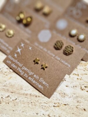 Ohrstecker, ohrringe, ohren, ohr, ohrschmuck, schmuck, schenken, geschenk, edelstahl, hypoallergen, wasserfest, farbecht, färbt nicht ab, farbe, verliert, eferding, obnerösterreich, online, einkaufen, anbieter, region, regional, kaufen, shoppen, geschäft, laden, in, meiner nähe, geschenksidee, freundin, beste, frau, ehefrau, partnerin, liebe, pflanzenlieben, freund, gold, edelstahl, biene, bee, happy