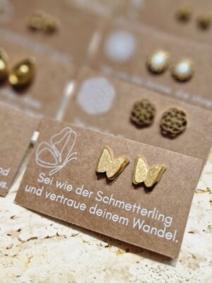 Ohrstecker, ohrringe, ohren, ohr, ohrschmuck, schmuck, schenken, geschenk, edelstahl, hypoallergen, wasserfest, farbecht, färbt nicht ab, farbe, verliert, eferding, obnerösterreich, online, einkaufen, anbieter, region, regional, kaufen, shoppen, geschäft, laden, in, meiner nähe, geschenksidee, freundin, beste, frau, ehefrau, partnerin, liebe, pflanzenlieben, freund, gold, edelstahl, biene, bee, happy