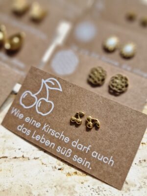 Ohrstecker, ohrringe, ohren, ohr, ohrschmuck, schmuck, schenken, geschenk, edelstahl, hypoallergen, wasserfest, farbecht, färbt nicht ab, farbe, verliert, eferding, obnerösterreich, online, einkaufen, anbieter, region, regional, kaufen, shoppen, geschäft, laden, in, meiner nähe, geschenksidee, freundin, beste, frau, ehefrau, partnerin, liebe, pflanzenlieben, freund, gold, edelstahl, biene, bee, happy