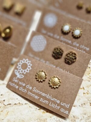 Ohrstecker, ohrringe, ohren, ohr, ohrschmuck, schmuck, schenken, geschenk, edelstahl, hypoallergen, wasserfest, farbecht, färbt nicht ab, farbe, verliert, eferding, obnerösterreich, online, einkaufen, anbieter, region, regional, kaufen, shoppen, geschäft, laden, in, meiner nähe, geschenksidee, freundin, beste, frau, ehefrau, partnerin, liebe, pflanzenlieben, freund, gold, edelstahl, biene, bee, happy