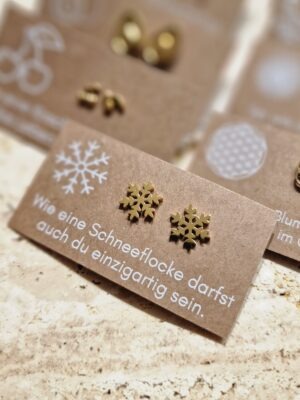 Ohrstecker, ohrringe, ohren, ohr, ohrschmuck, schmuck, schenken, geschenk, edelstahl, hypoallergen, wasserfest, farbecht, färbt nicht ab, farbe, verliert, eferding, obnerösterreich, online, einkaufen, anbieter, region, regional, kaufen, shoppen, geschäft, laden, in, meiner nähe, geschenksidee, freundin, beste, frau, ehefrau, partnerin, liebe, pflanzenlieben, freund, gold, edelstahl, biene, bee, happy