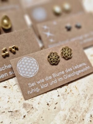 Ohrstecker, ohrringe, ohren, ohr, ohrschmuck, schmuck, schenken, geschenk, edelstahl, hypoallergen, wasserfest, farbecht, färbt nicht ab, farbe, verliert, eferding, obnerösterreich, online, einkaufen, anbieter, region, regional, kaufen, shoppen, geschäft, laden, in, meiner nähe, geschenksidee, freundin, beste, frau, ehefrau, partnerin, liebe, pflanzenlieben, freund, gold, edelstahl, biene, bee, happy