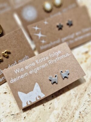 Ohrstecker, ohrringe, ohren, ohr, ohrschmuck, schmuck, schenken, geschenk, edelstahl, hypoallergen, wasserfest, farbecht, färbt nicht ab, farbe, verliert, eferding, obnerösterreich, online, einkaufen, anbieter, region, regional, kaufen, shoppen, geschäft, laden, in, meiner nähe, geschenksidee, freundin, beste, frau, ehefrau, partnerin, liebe, pflanzenlieben, freund, gold, edelstahl, biene, bee, happy, cat, katze