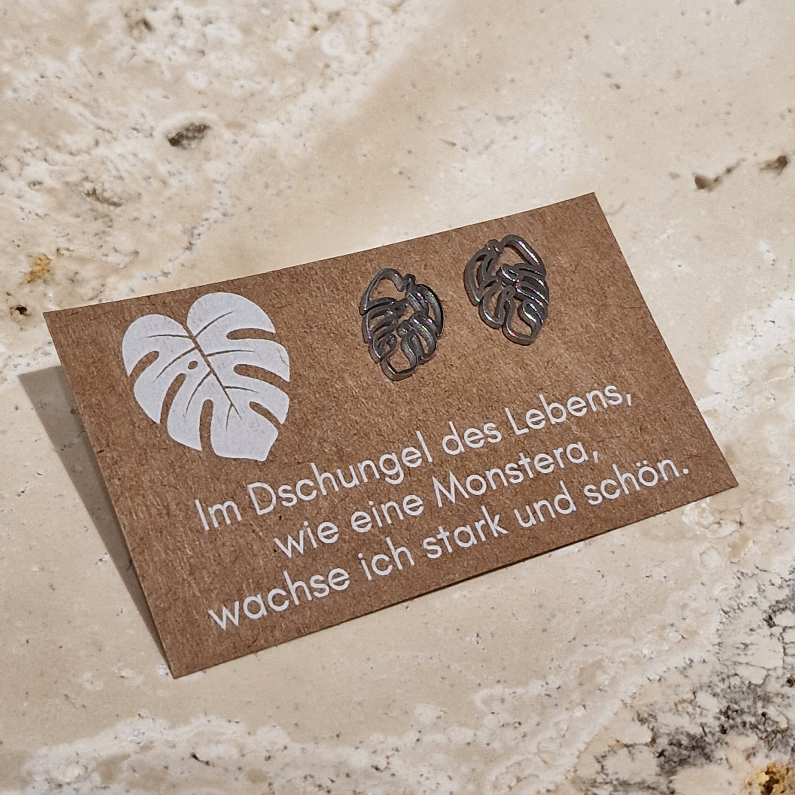 Ohrstecker, ohrringe, ohren, ohr, ohrschmuck, schmuck, schenken, geschenk, edelstahl, hypoallergen, wasserfest, farbecht, färbt nicht ab, farbe, verliert, eferding, obnerösterreich, online, einkaufen, anbieter, region, regional, kaufen, shoppen, geschäft, laden, in, meiner nähe, geschenksidee, freundin, beste, frau, ehefrau, partnerin, liebe, pflanzenlieben, freund, gold, edelstahl, biene, bee, happy, cat, katze