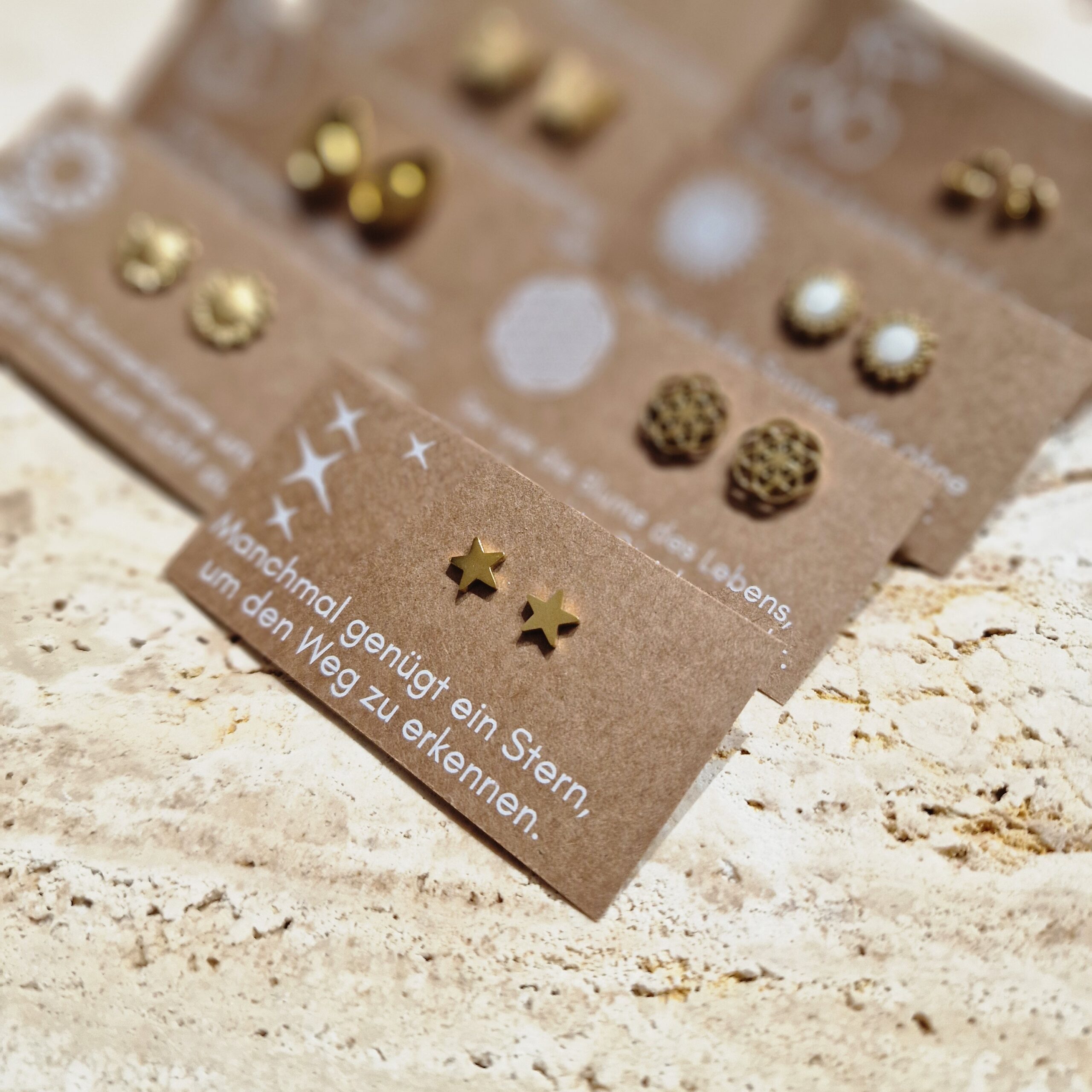 Ohrstecker, ohrringe, ohren, ohr, ohrschmuck, schmuck, schenken, geschenk, edelstahl, hypoallergen, wasserfest, farbecht, färbt nicht ab, farbe, verliert, eferding, obnerösterreich, online, einkaufen, anbieter, region, regional, kaufen, shoppen, geschäft, laden, in, meiner nähe, geschenksidee, freundin, beste, frau, ehefrau, partnerin, liebe, pflanzenlieben, freund, gold, edelstahl, biene, bee, happy