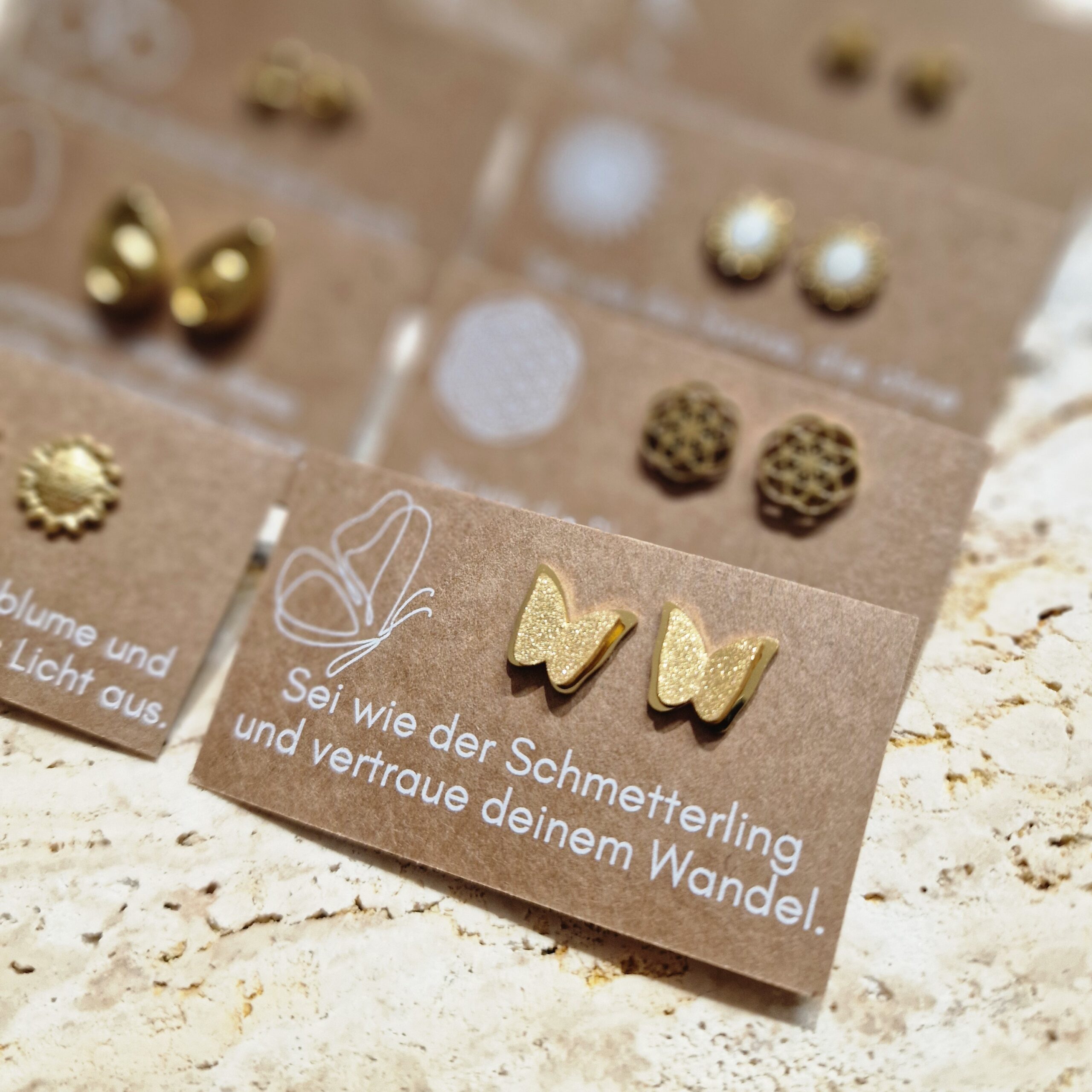 Ohrstecker, ohrringe, ohren, ohr, ohrschmuck, schmuck, schenken, geschenk, edelstahl, hypoallergen, wasserfest, farbecht, färbt nicht ab, farbe, verliert, eferding, obnerösterreich, online, einkaufen, anbieter, region, regional, kaufen, shoppen, geschäft, laden, in, meiner nähe, geschenksidee, freundin, beste, frau, ehefrau, partnerin, liebe, pflanzenlieben, freund, gold, edelstahl, biene, bee, happy