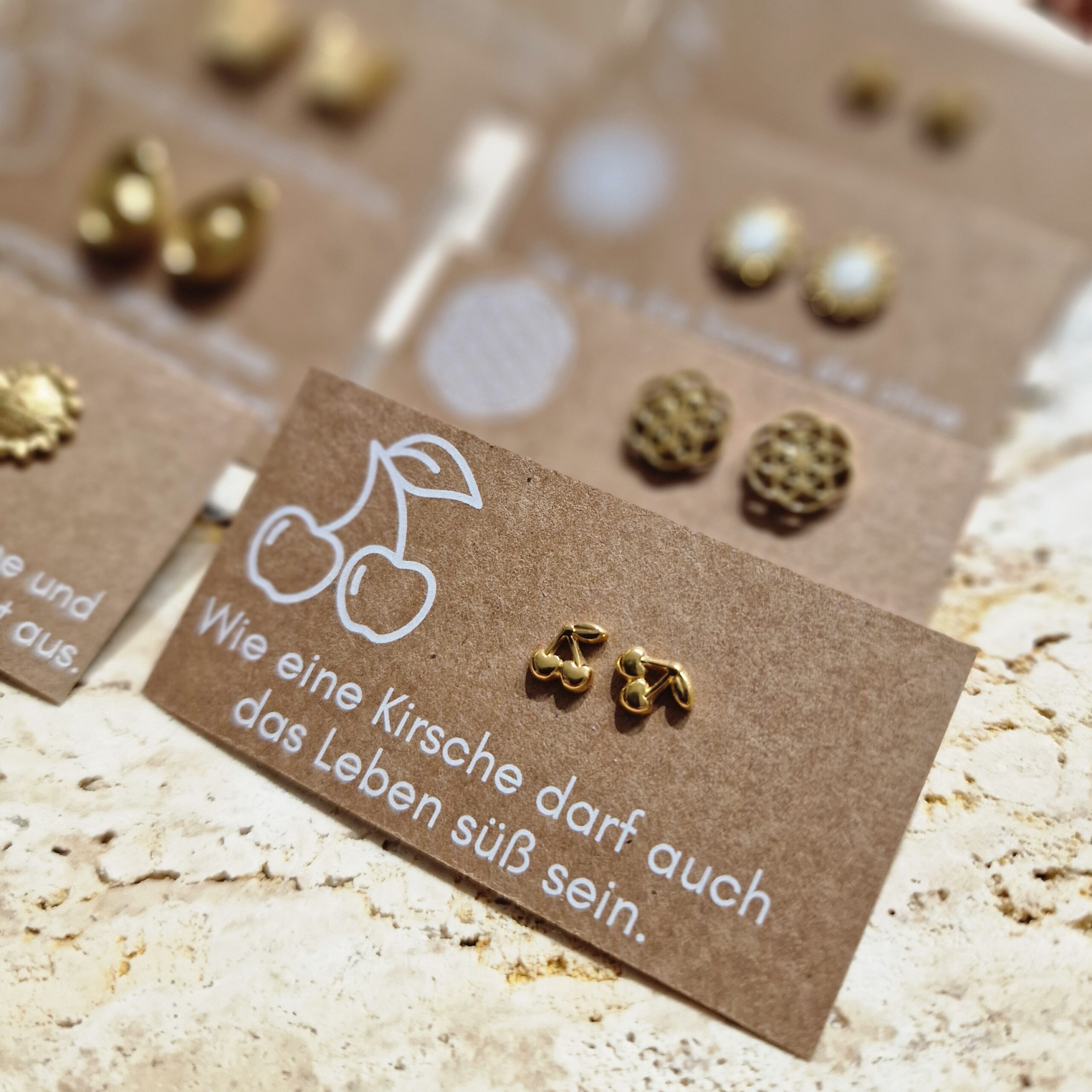 Ohrstecker, ohrringe, ohren, ohr, ohrschmuck, schmuck, schenken, geschenk, edelstahl, hypoallergen, wasserfest, farbecht, färbt nicht ab, farbe, verliert, eferding, obnerösterreich, online, einkaufen, anbieter, region, regional, kaufen, shoppen, geschäft, laden, in, meiner nähe, geschenksidee, freundin, beste, frau, ehefrau, partnerin, liebe, pflanzenlieben, freund, gold, edelstahl, biene, bee, happy