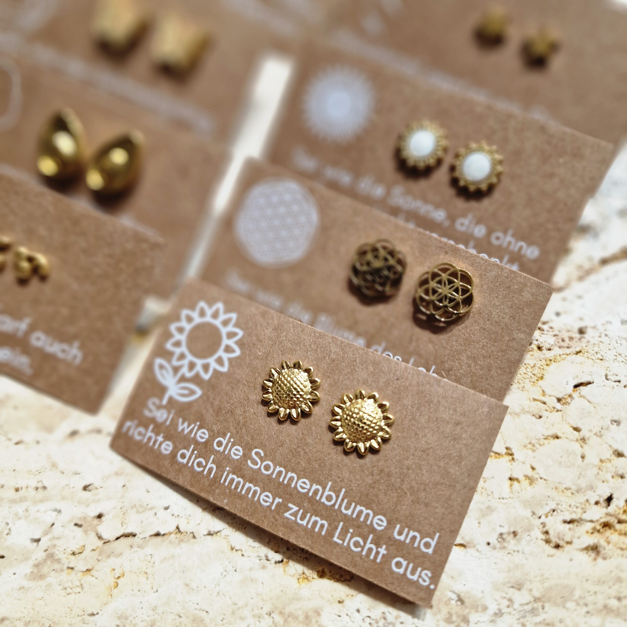 Ohrstecker, ohrringe, ohren, ohr, ohrschmuck, schmuck, schenken, geschenk, edelstahl, hypoallergen, wasserfest, farbecht, färbt nicht ab, farbe, verliert, eferding, obnerösterreich, online, einkaufen, anbieter, region, regional, kaufen, shoppen, geschäft, laden, in, meiner nähe, geschenksidee, freundin, beste, frau, ehefrau, partnerin, liebe, pflanzenlieben, freund, gold, edelstahl, biene, bee, happy