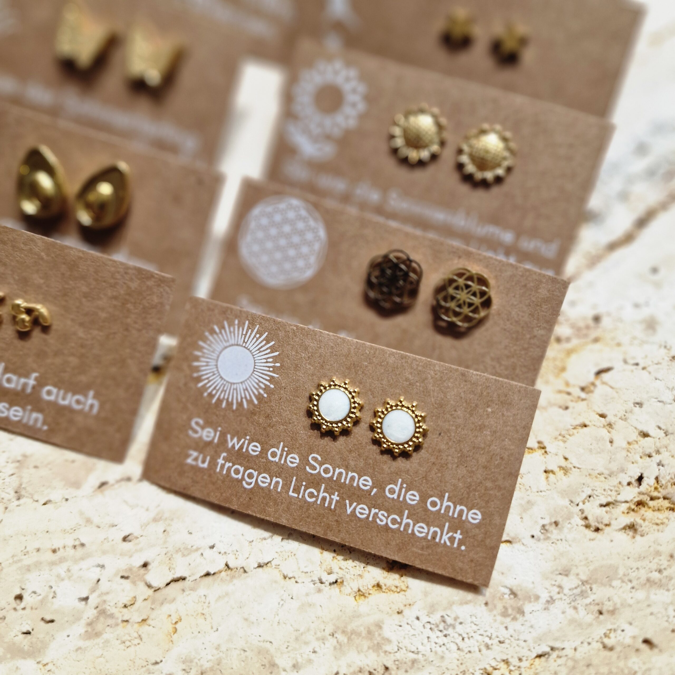 Ohrstecker, ohrringe, ohren, ohr, ohrschmuck, schmuck, schenken, geschenk, edelstahl, hypoallergen, wasserfest, farbecht, färbt nicht ab, farbe, verliert, eferding, obnerösterreich, online, einkaufen, anbieter, region, regional, kaufen, shoppen, geschäft, laden, in, meiner nähe, geschenksidee, freundin, beste, frau, ehefrau, partnerin, liebe, pflanzenlieben, freund, gold, edelstahl, biene, bee, happy